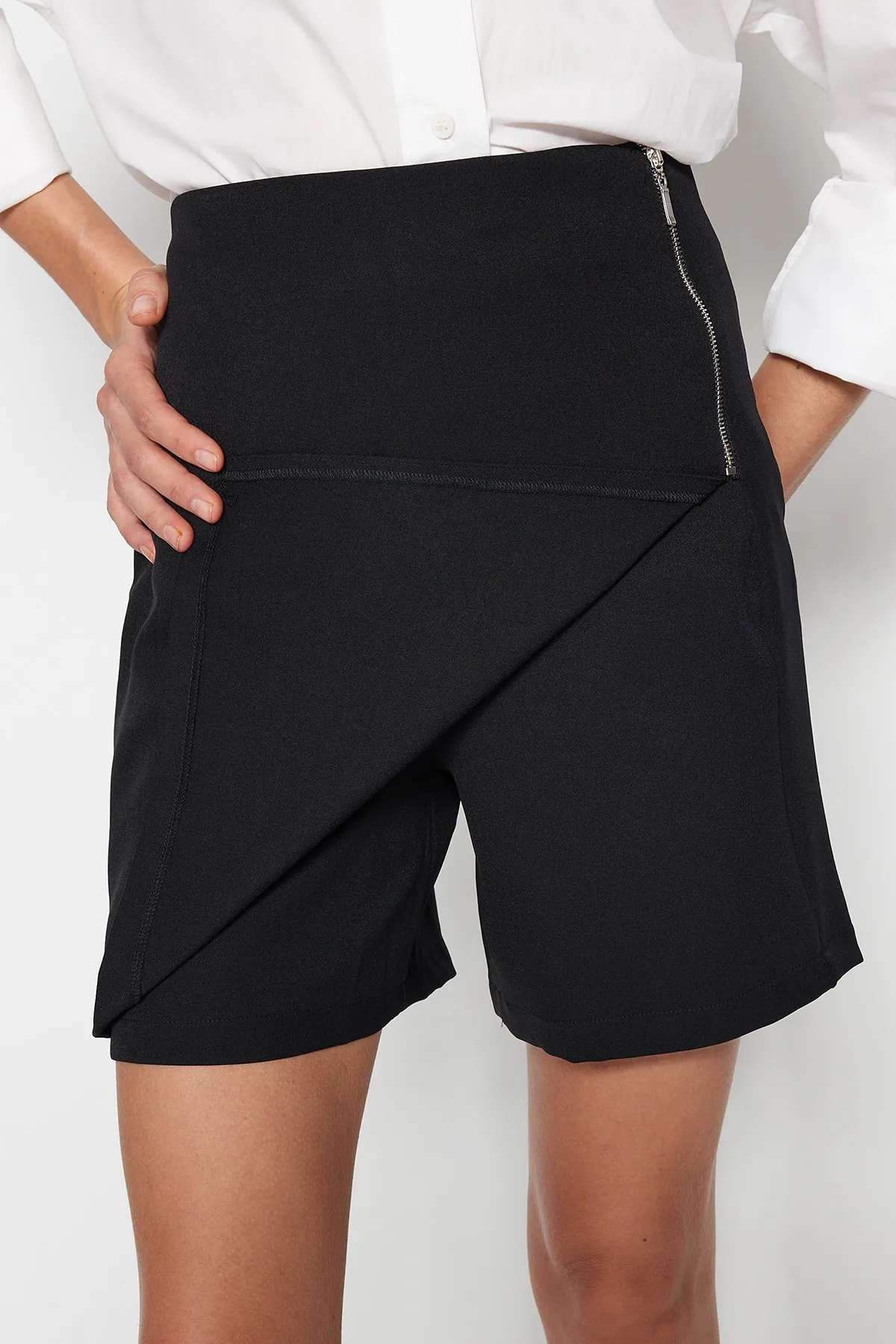 Trendyol Collection  Schwarzer, gewebter Shorts-Rock mit Reißverschluss und detaillierten Details TWOSS20SR0139