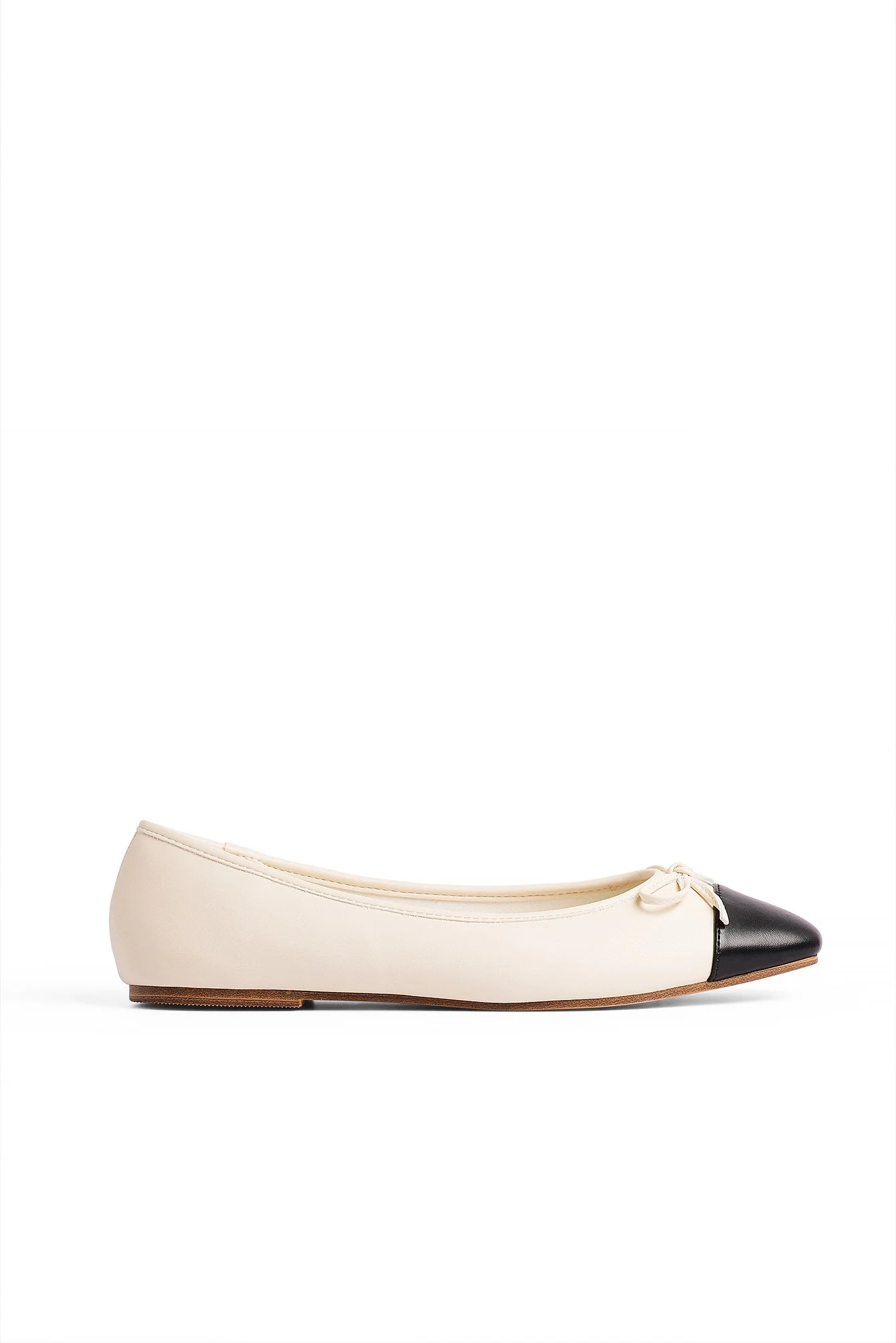 Ballerinas mit konstrastreicher Spitze