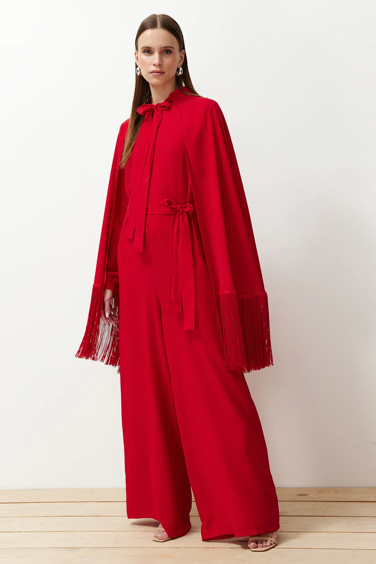 Trendyol Modest  Roter Cape-Jumpsuit mit Quasten für den Abendkleid-Anzug TCTAW24DB00007