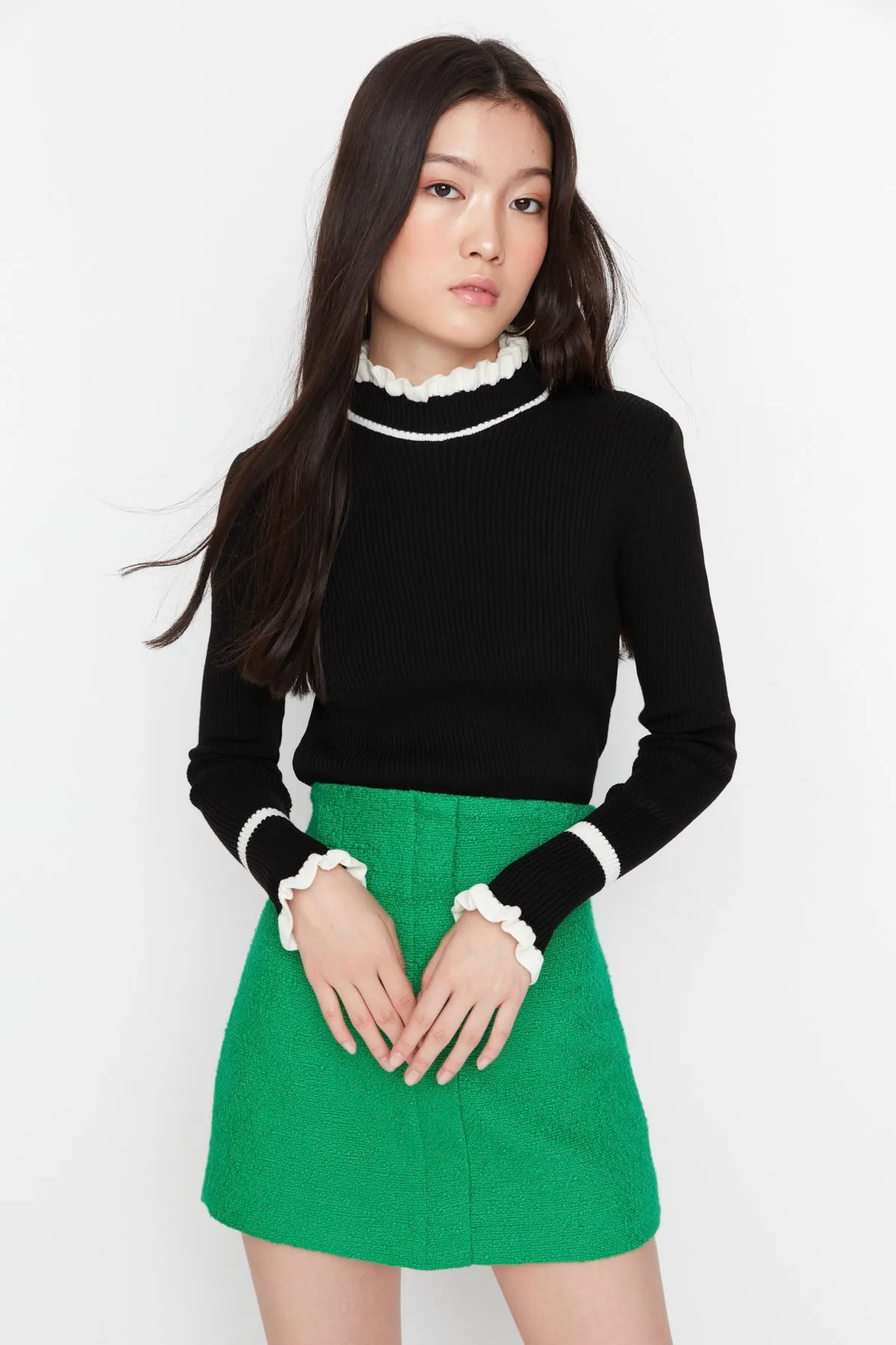 Trendyol Collection  Schwarzer Strickpullover mit Farbblockdesign TWOAW22KZ1250