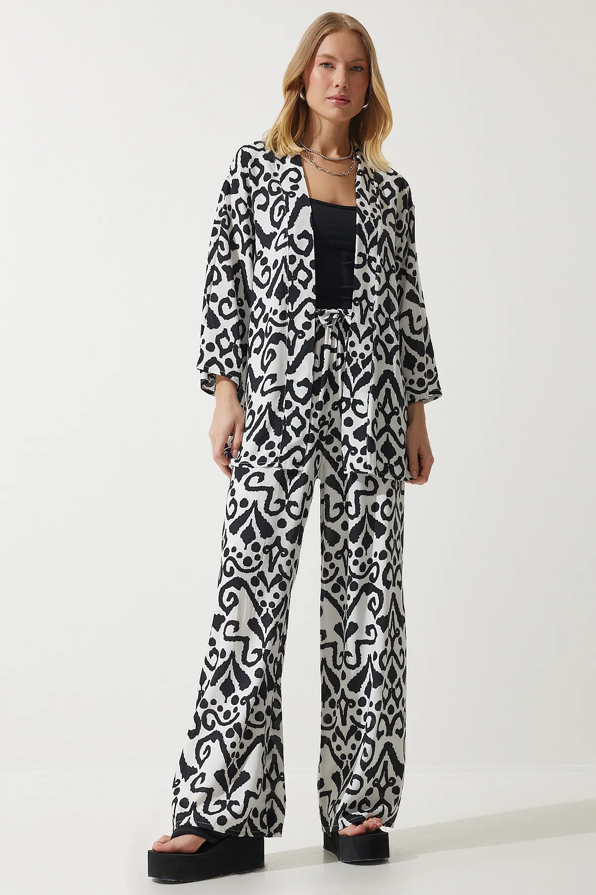 Happiness İstanbul  Schwarz-weiß gemustertes Kimono-Palazzo-Hosen-Set für Damen EN00614