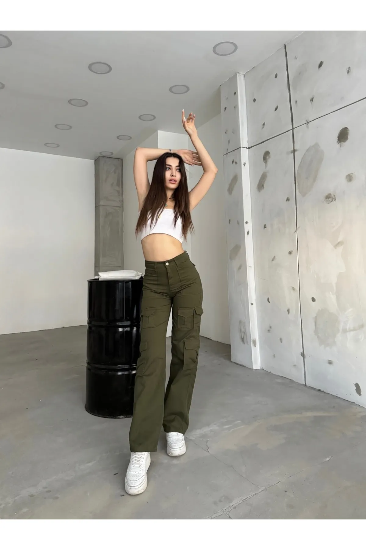 BİKELİFE  Khakifarbene Cargohose für Damen mit hoher Taille und mehreren Taschen und gerader Passform