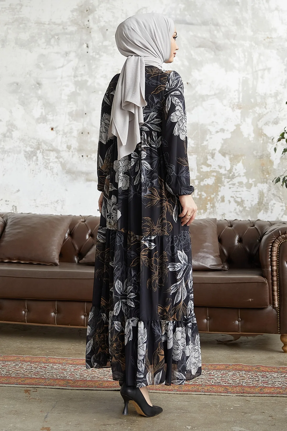InStyle  Jalya Hijab-Kleid aus Chiffon mit geknöpftem Kragen und Schnürung – Schwarz