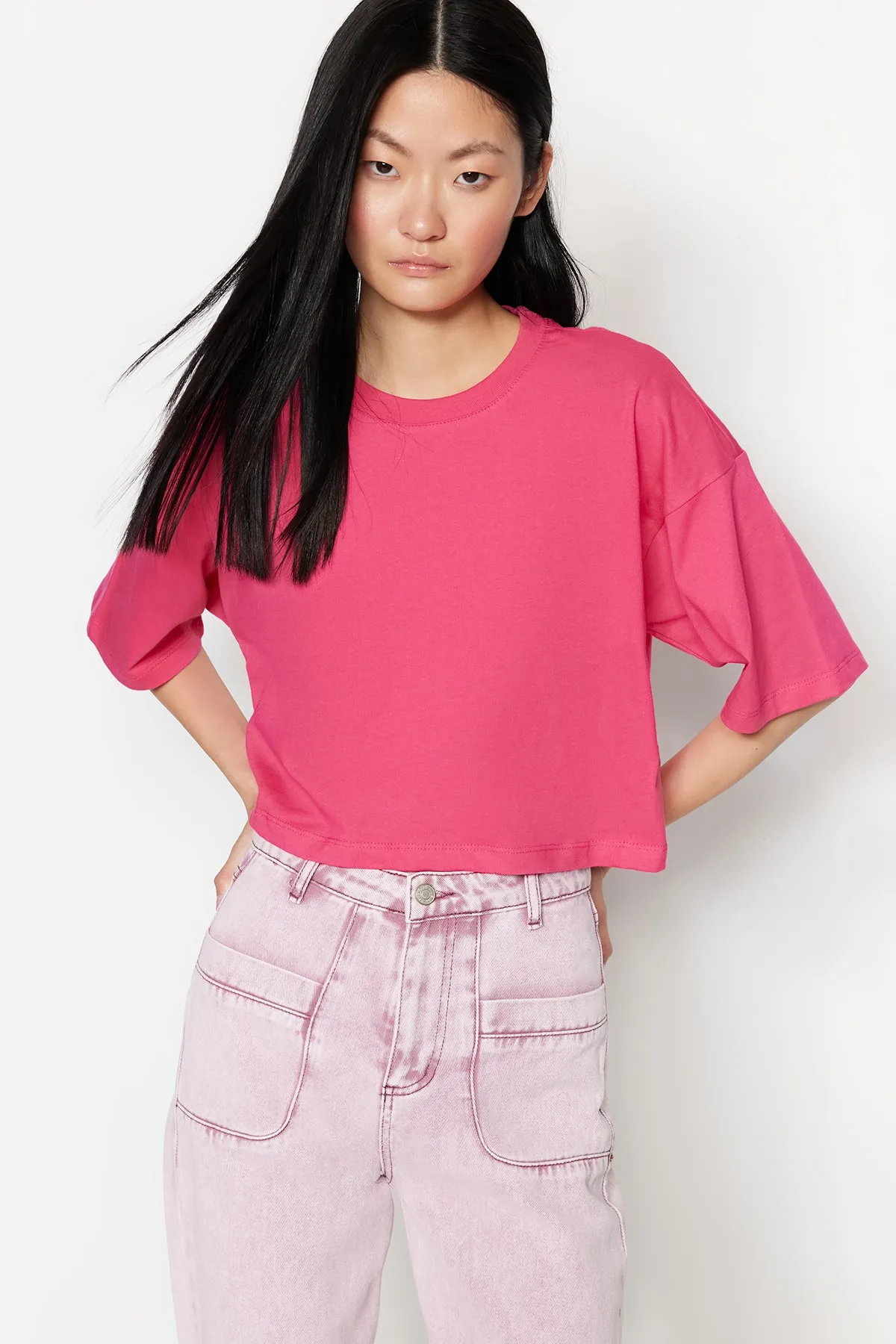 Trendyol Collection  Fuchsiafarbenes, kurz geschnittenes Premium-Strick-T-Shirt aus 100 % Baumwolle mit Rundhalsausschnitt TWOSS23TS00038