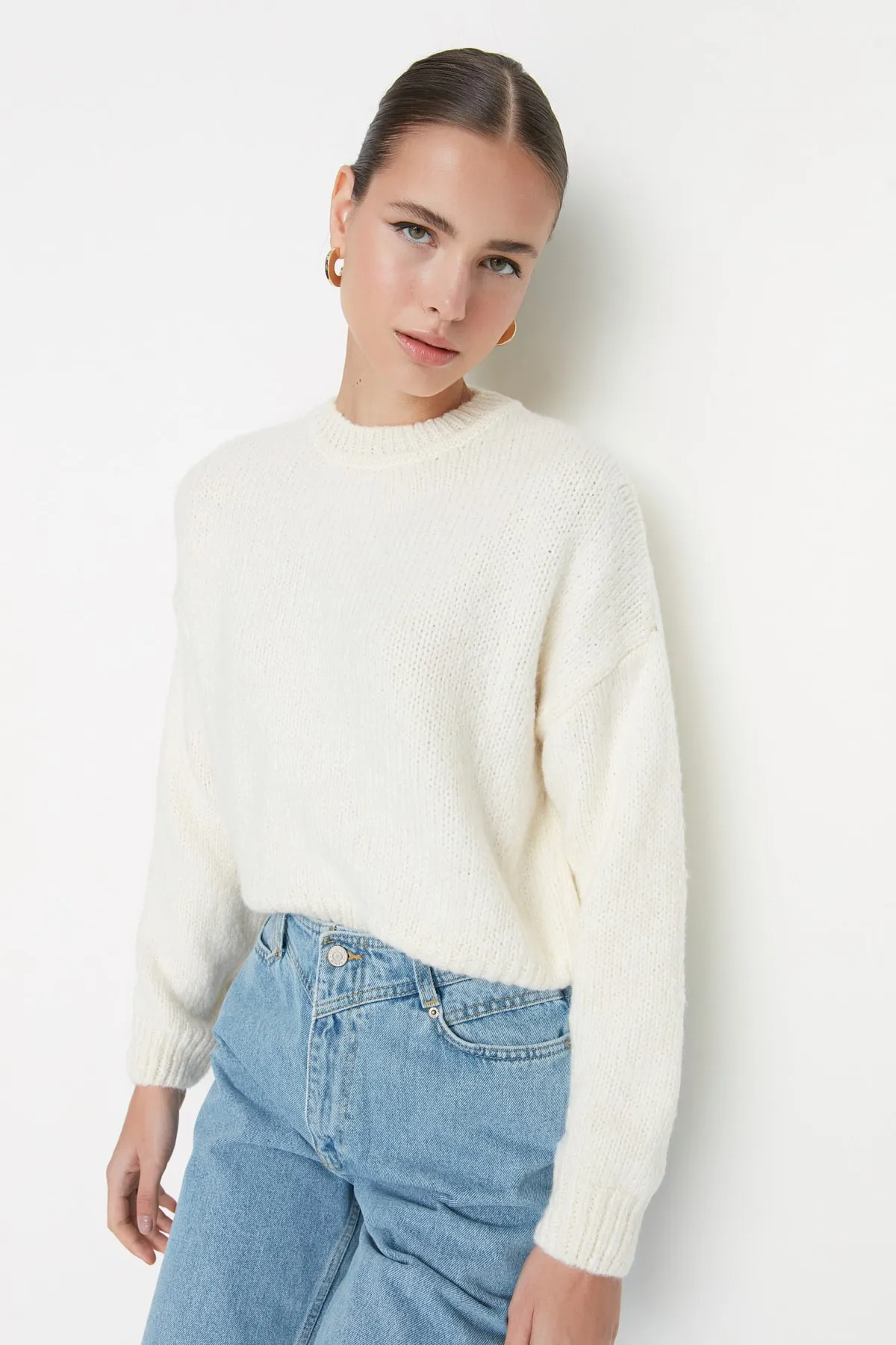 Trendyol Collection  Ecrufarbener, weich strukturierter Basic-Strickpullover mit weiter Passform TWOAW23KZ00185