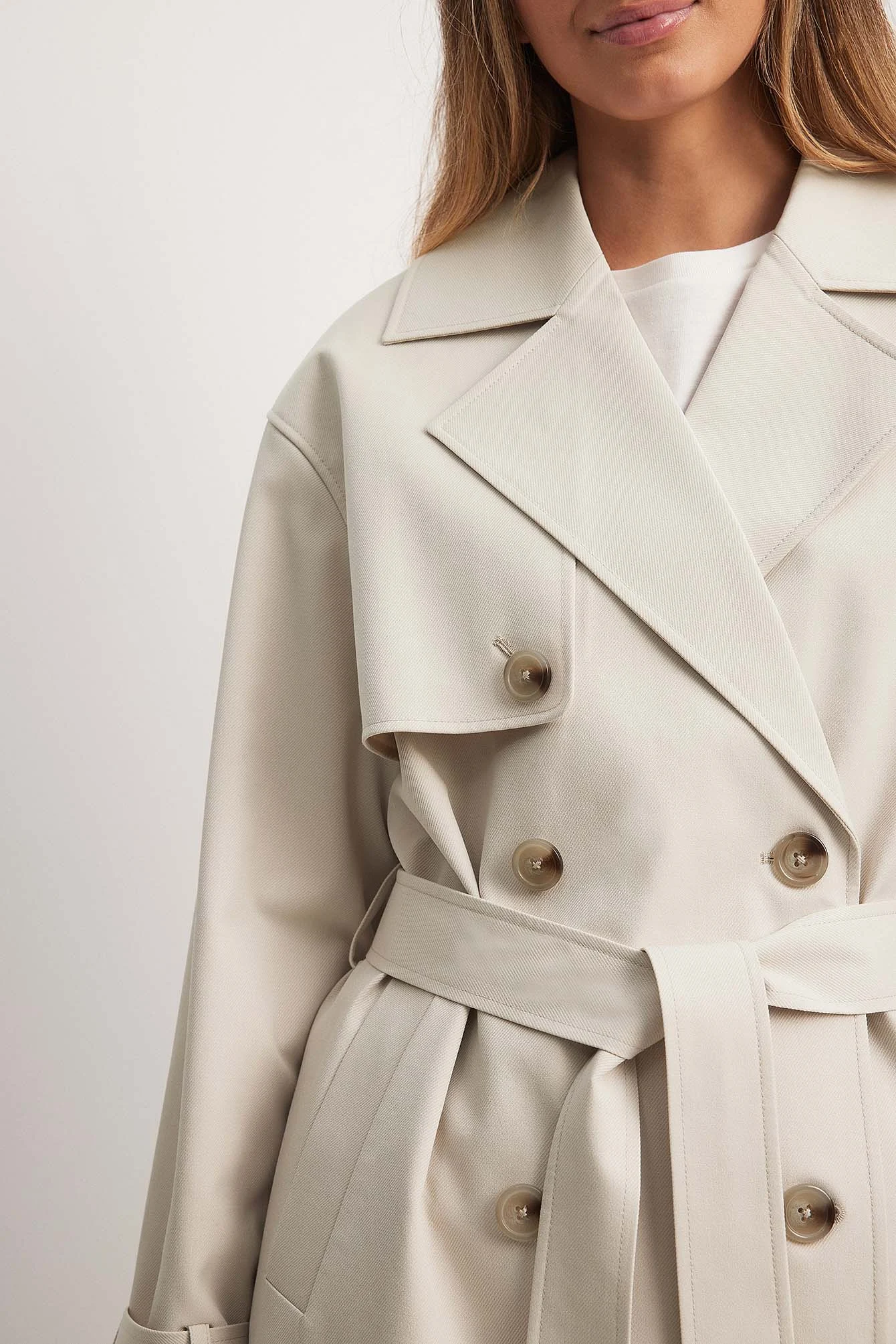 Kurzer Trenchcoat mit Gürtel