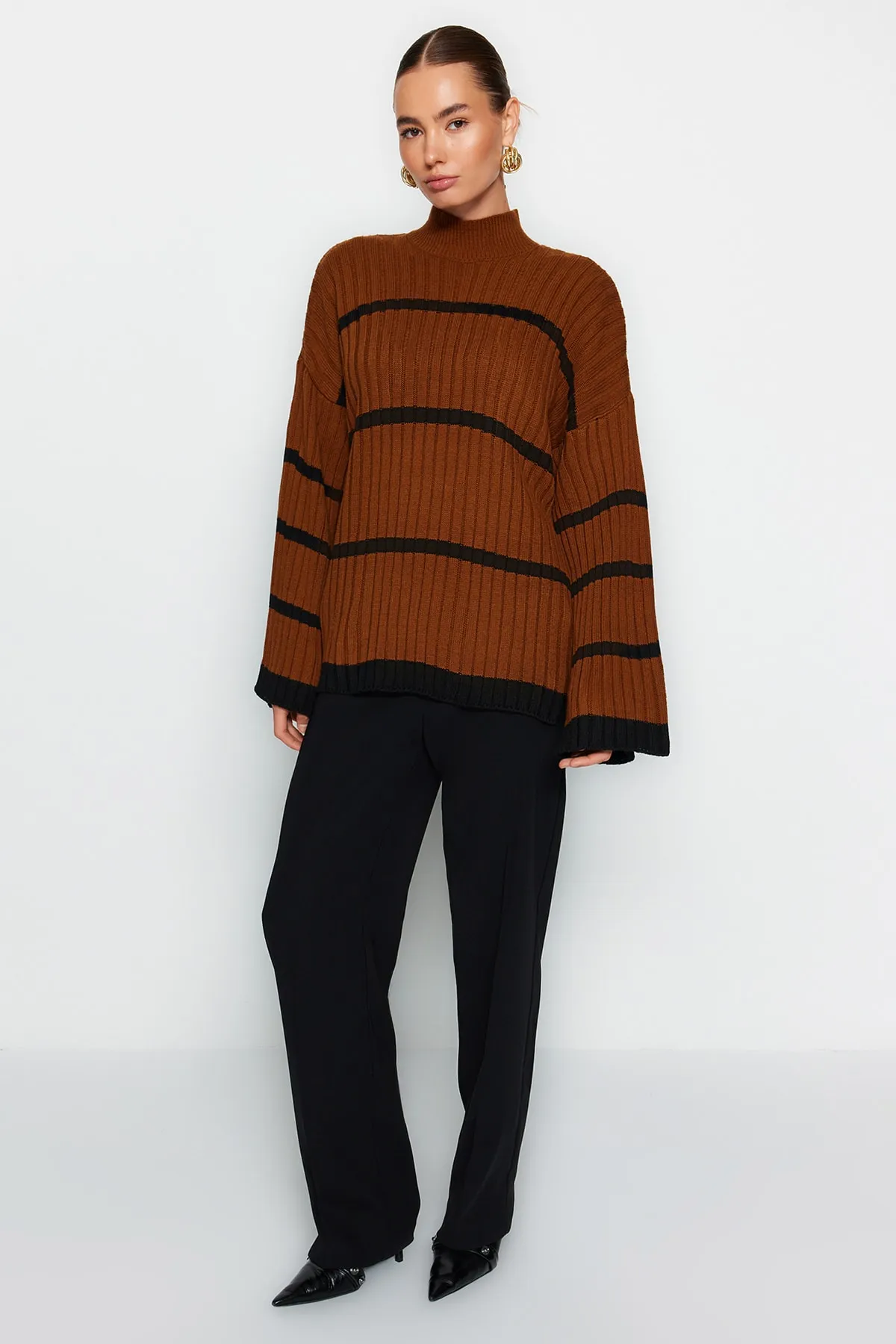 Trendyol Collection  Zimtfarbener Strickpullover mit weiter Passform TWOAW24KZ00557