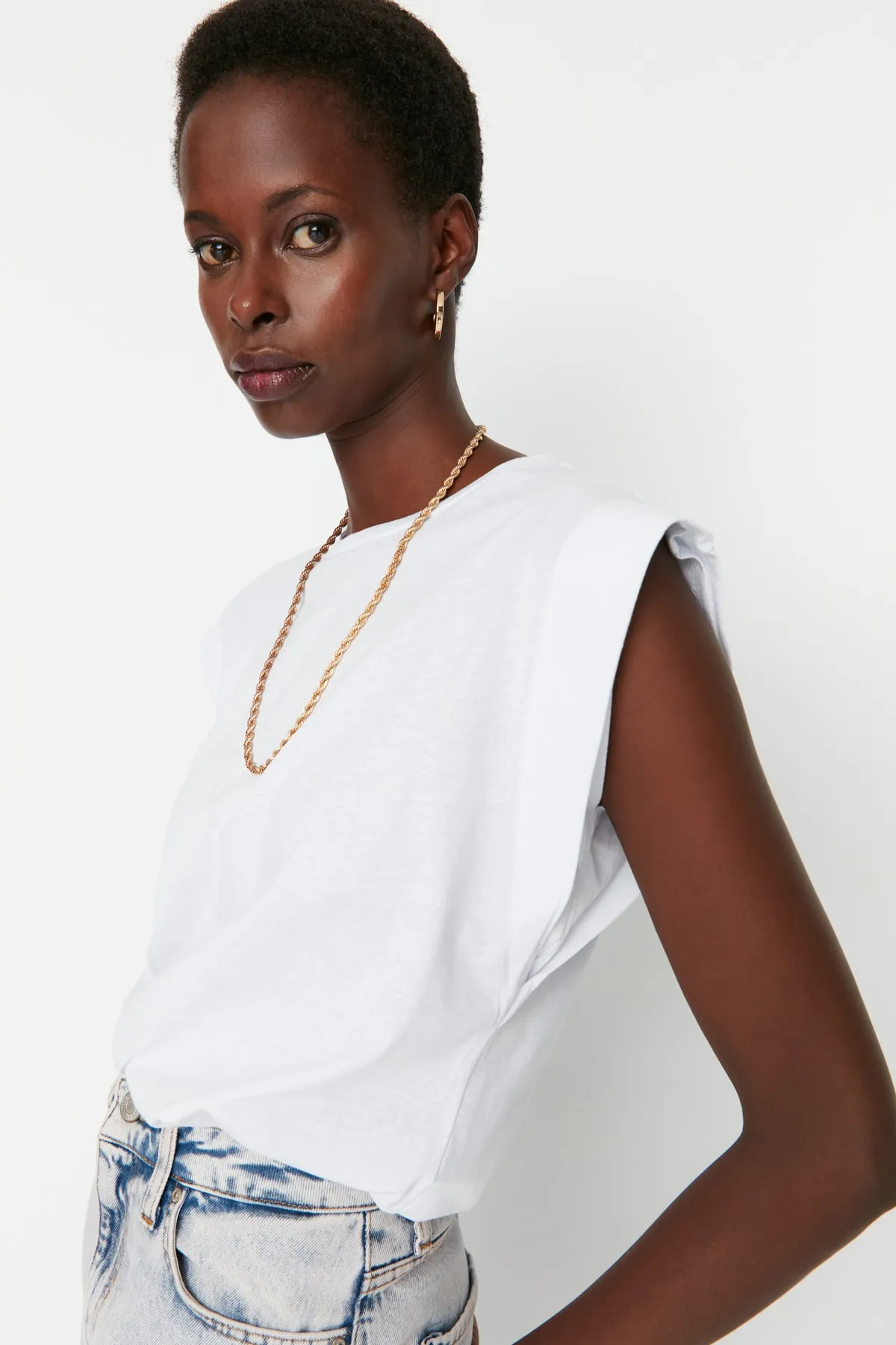 Trendyol Collection  Weißes Basic-Strick-T-Shirt mit Rundhalsausschnitt aus 100 % Baumwollwatte TWOSS20TS0021