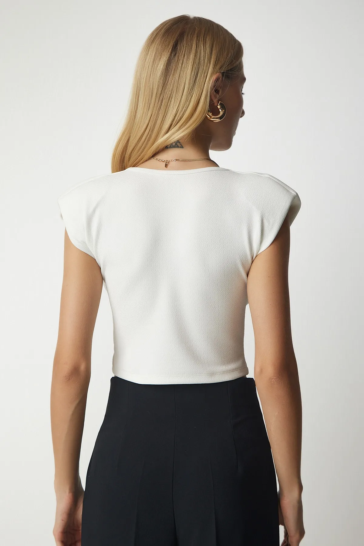 Happiness İstanbul  Weiße, leicht tief ausgeschnittene Crop-Bluse für Damen CI00087