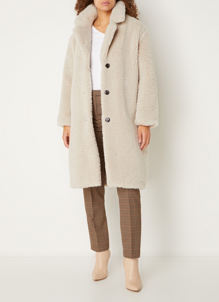 Palton Serena din material teddy de la Gerard Darel, cu buzunare laterale.