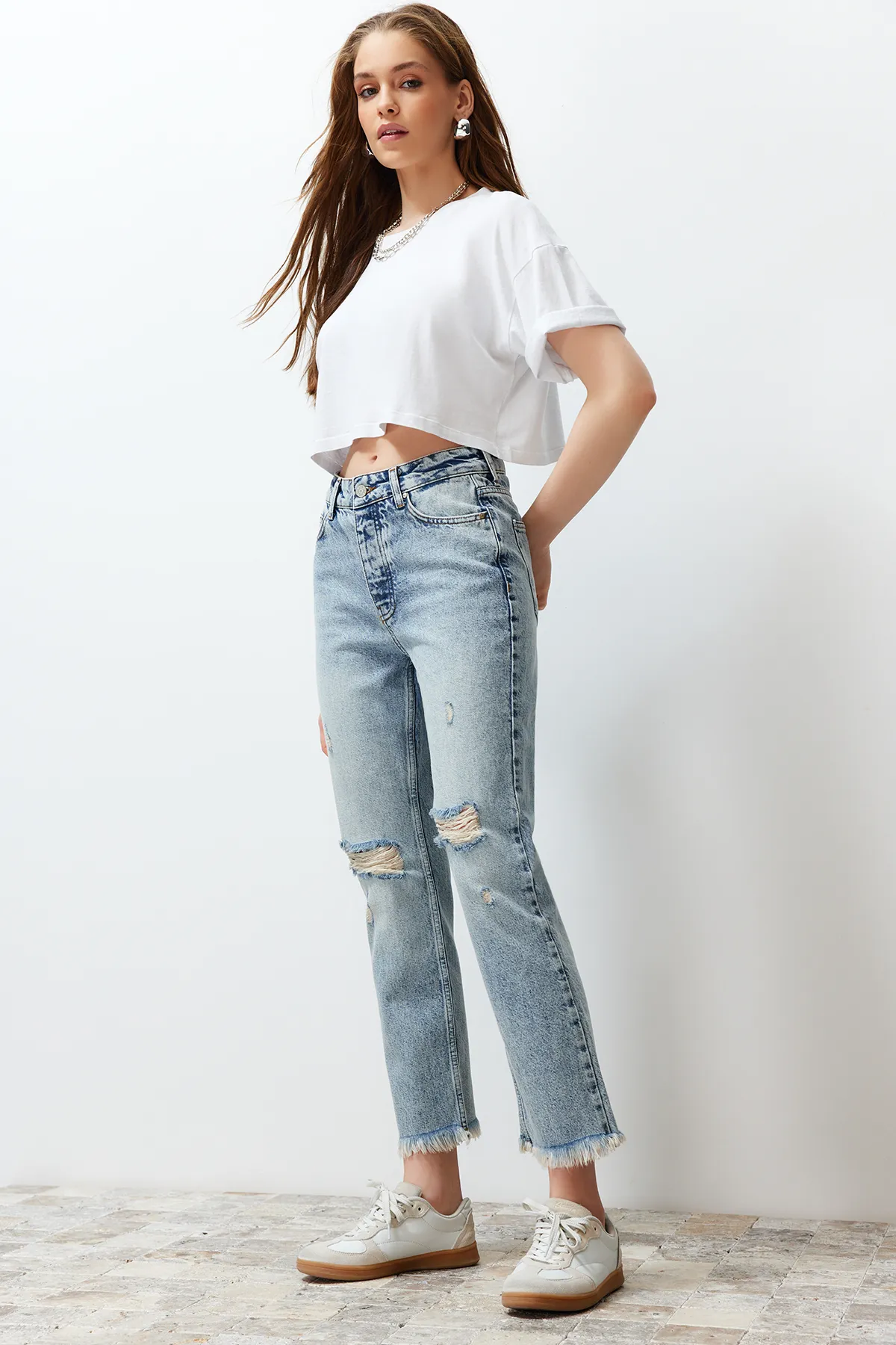 Trendyol Collection  Blaue, zerrissene, detaillierte, gerade Jeans mit hoher Taille TWOSS24JE00178