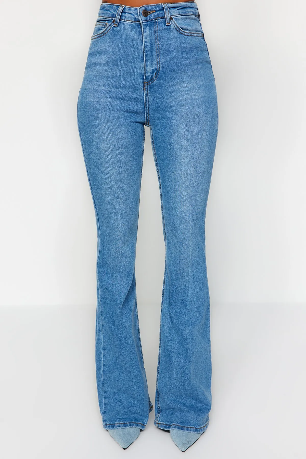 Trendyol Collection  Blaue Schlagjeans mit hoher Taille TWOSS21JE0246