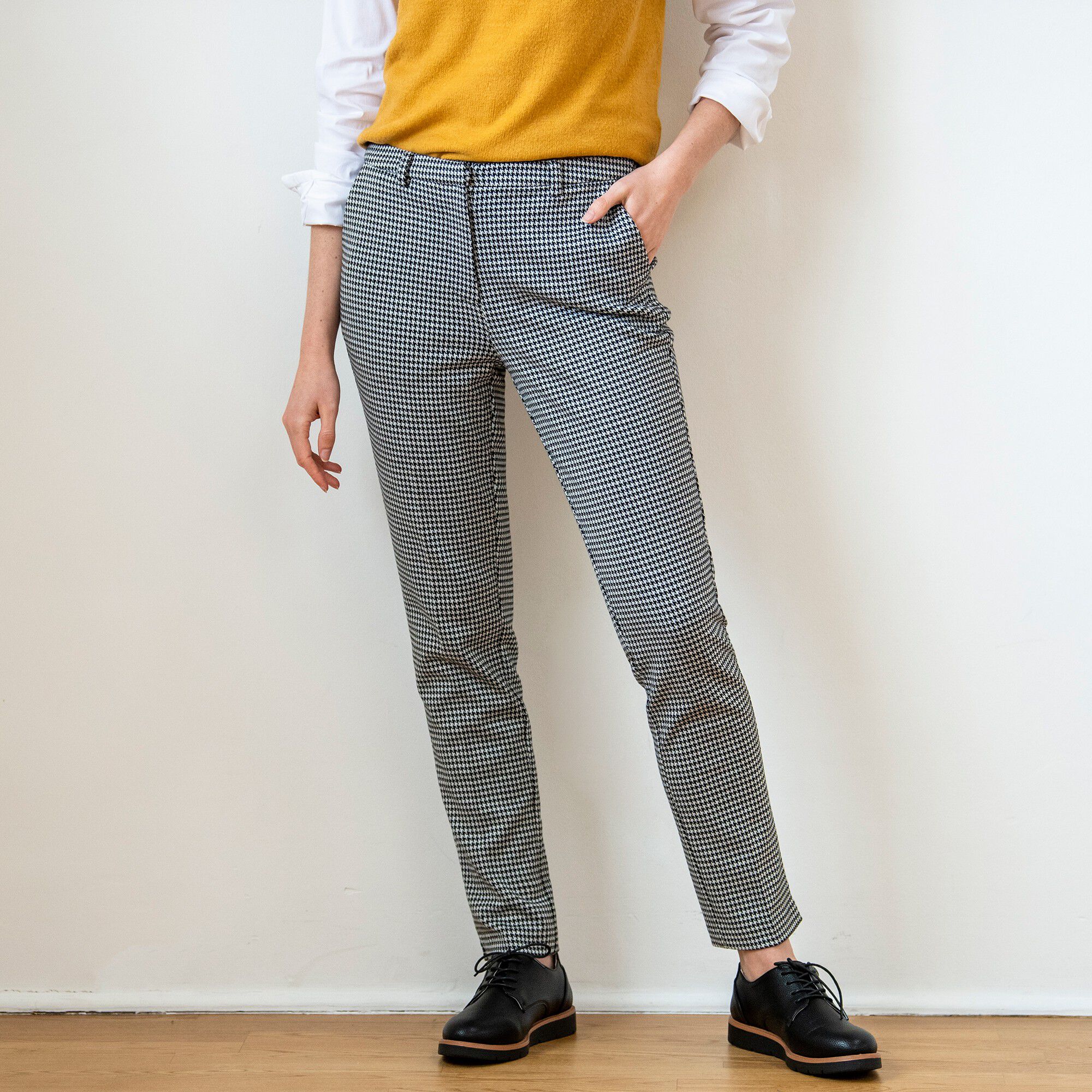 Pantalon fuselé imprimé pied-de-poule