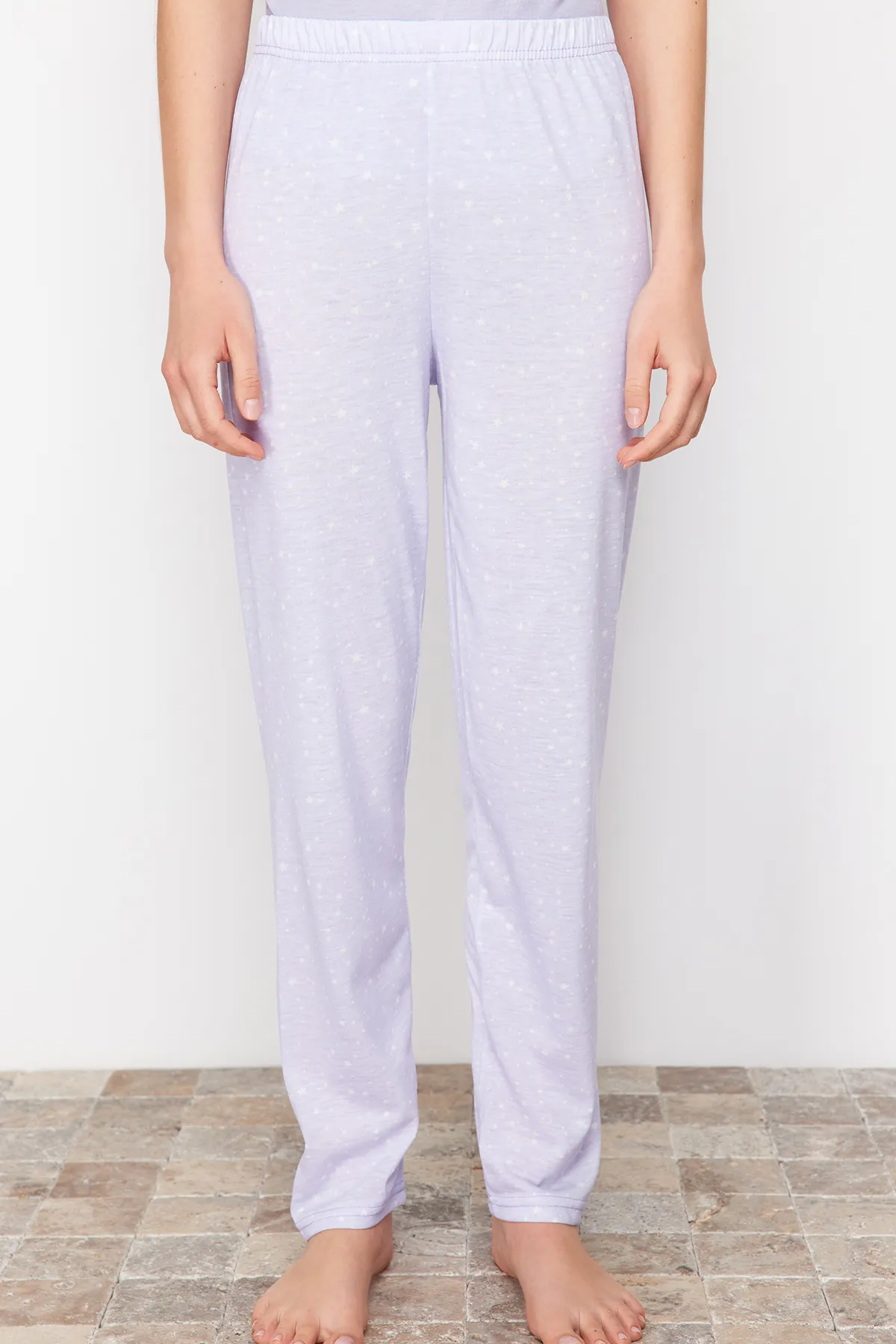 Trendyol Collection  Gestricktes Pyjama-Set mit Flieder-Slogan-Aufdruck THMSS24PT00364