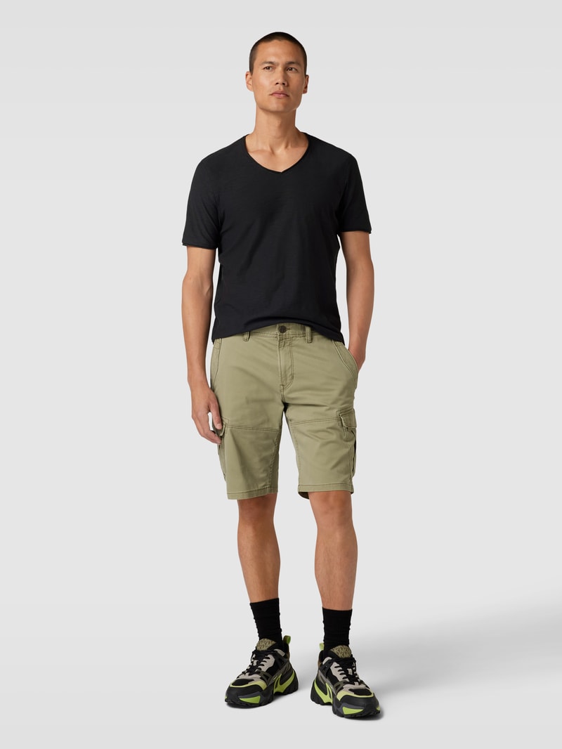 Regular Fit T-Shirt aus Baumwolle mit V-Ausschnitt in schwarz