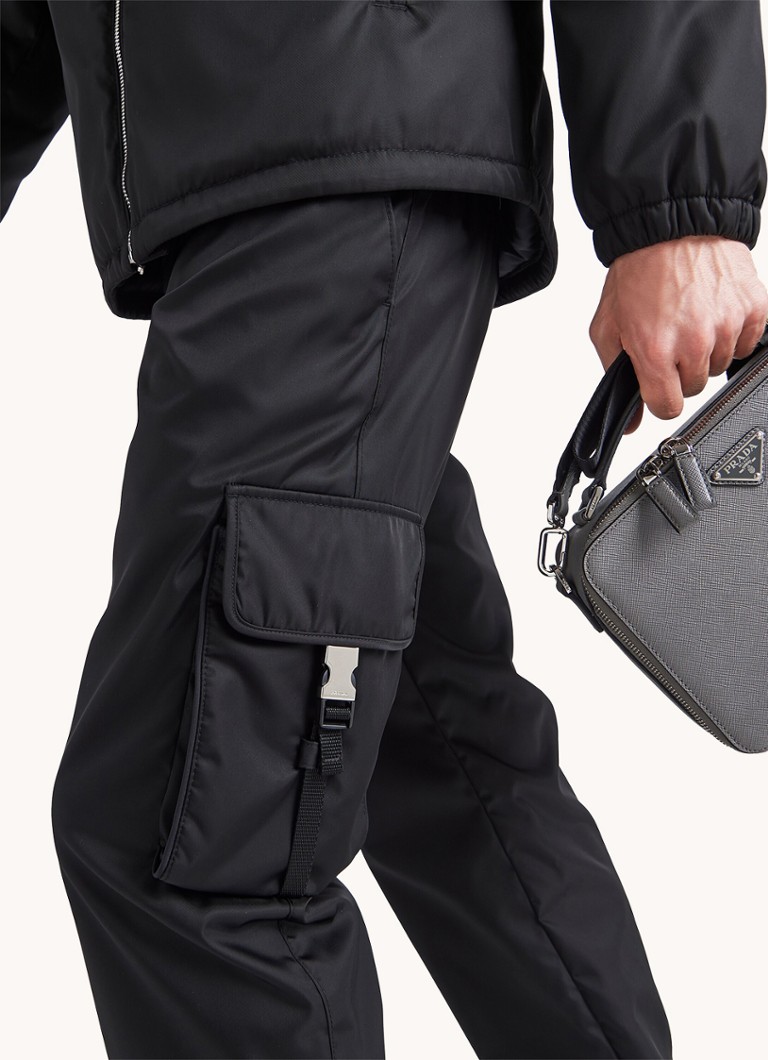 Pantaloni cargo lejeri de la Prada și pantaloni asortați.
