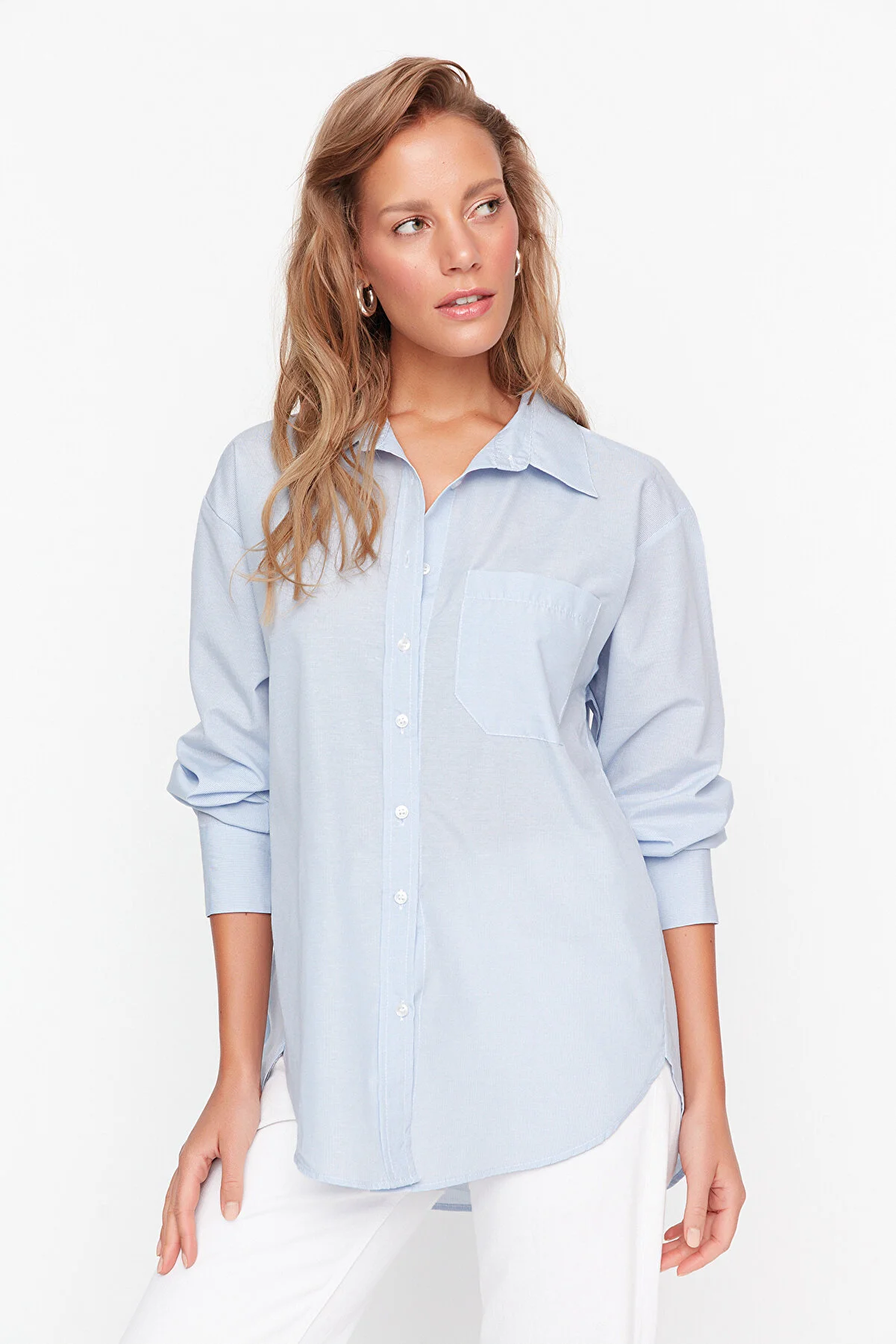 Trendyol Collection  Hellblaues Boyfriend-Hemd aus Baumwolle mit breiter Passform und einer Tasche TWOAW20GO0115