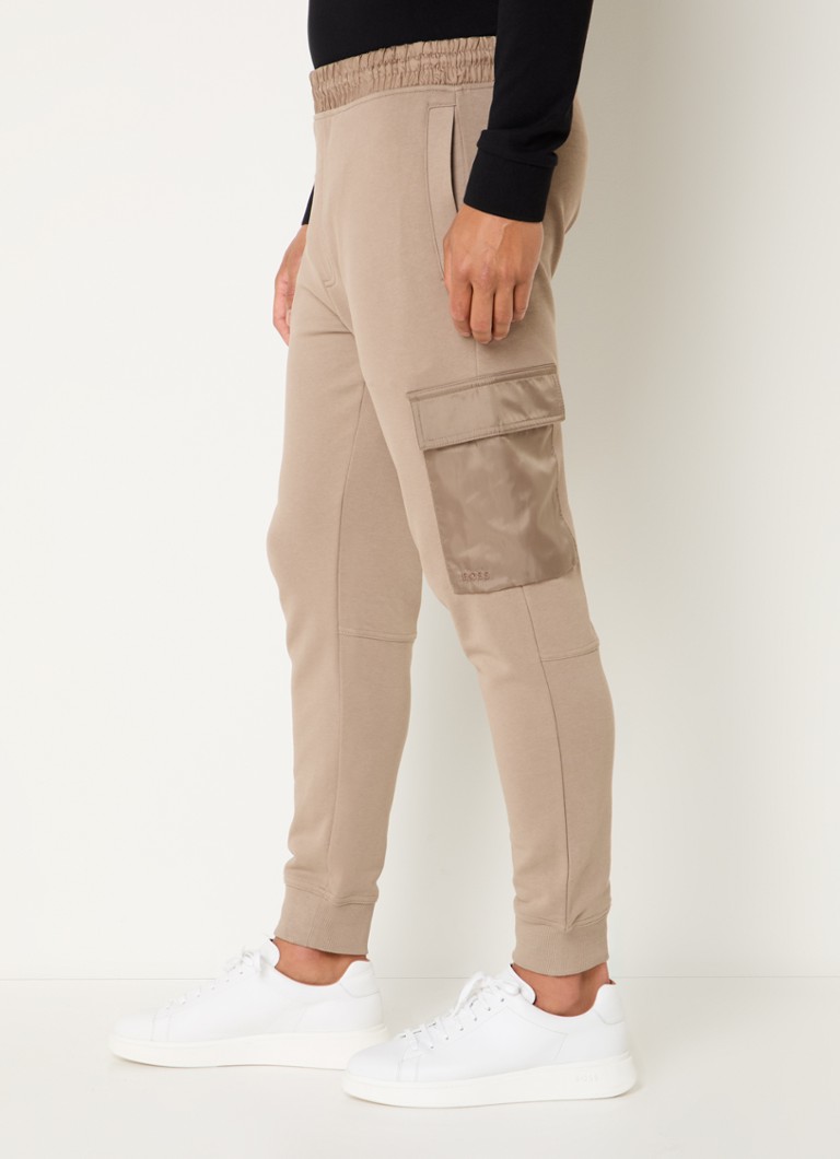 Pantaloni de trening HUGO BOSS slim fit cu buzunare cu clapă