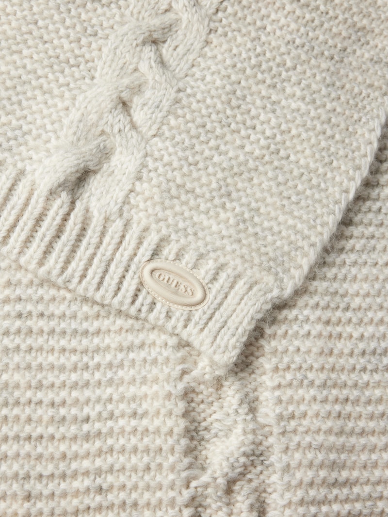 Strickschal mit Zopfmuster in hellgrau meliert
