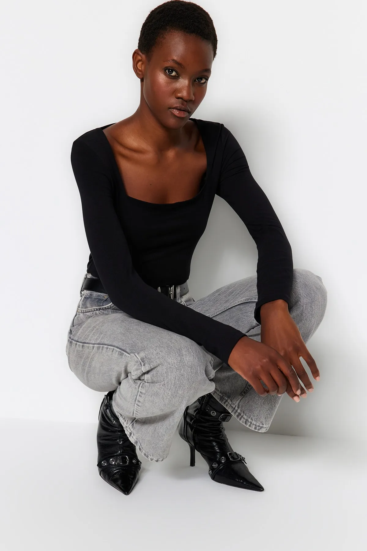 Trendyol Collection  Schwarze, dehnbare, figurbetonte Bluse aus Baumwolle mit quadratischem Ausschnitt TWOAW24BZ00016
