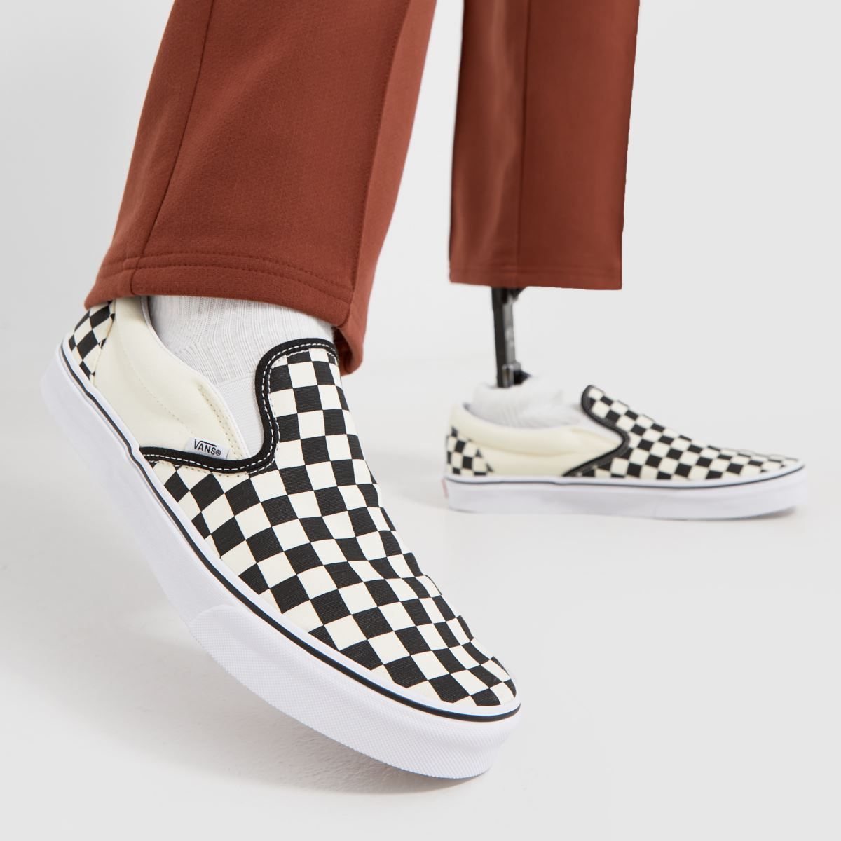 Vans – Klassiska rutmönster i svart och krämfärgad slip-on-sneakers