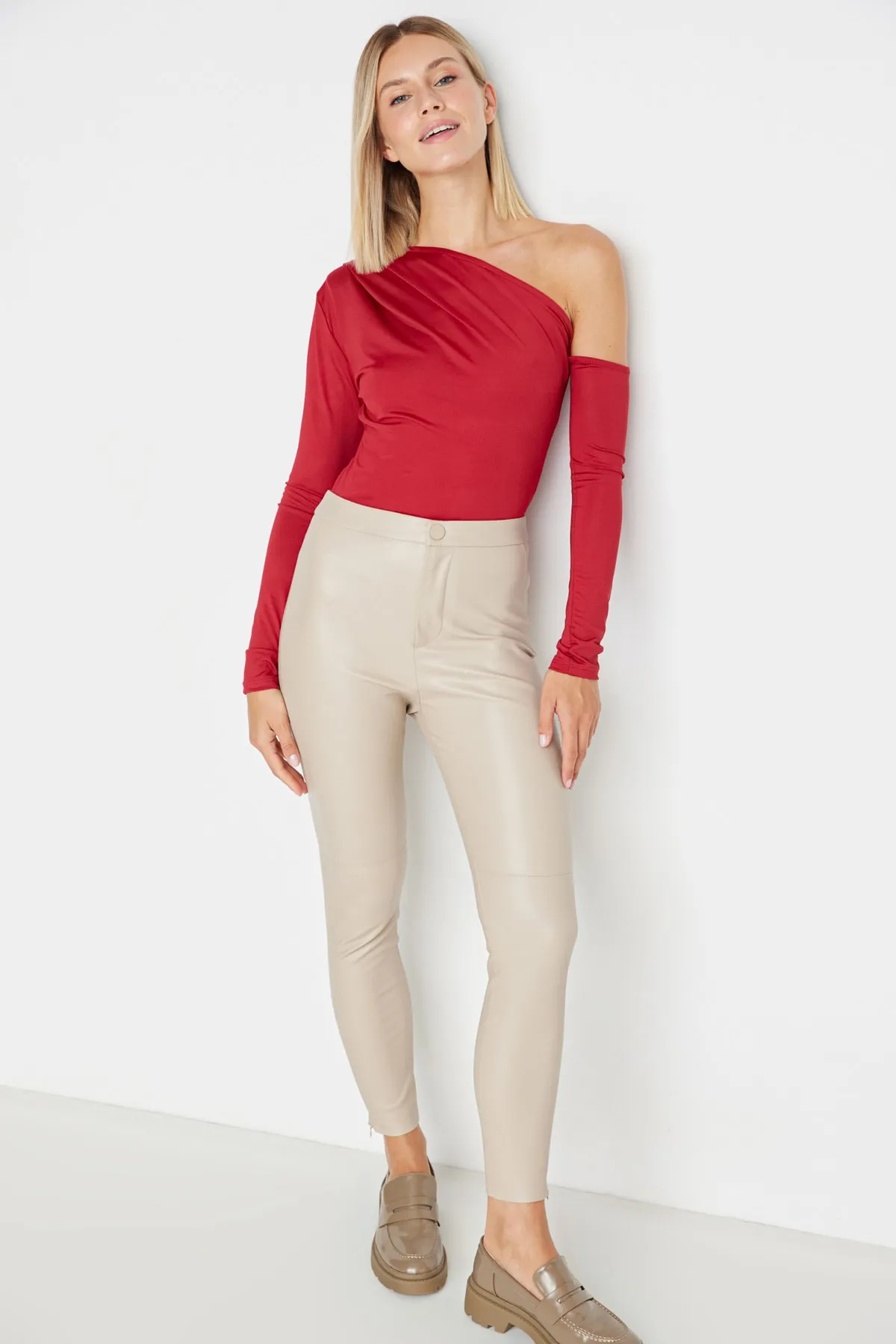 Trendyol Collection  Bordeauxroter, asymmetrischer Kragen, langärmliger Stretch-Strickbody mit Druckknöpfen, TWOAW22BD0080