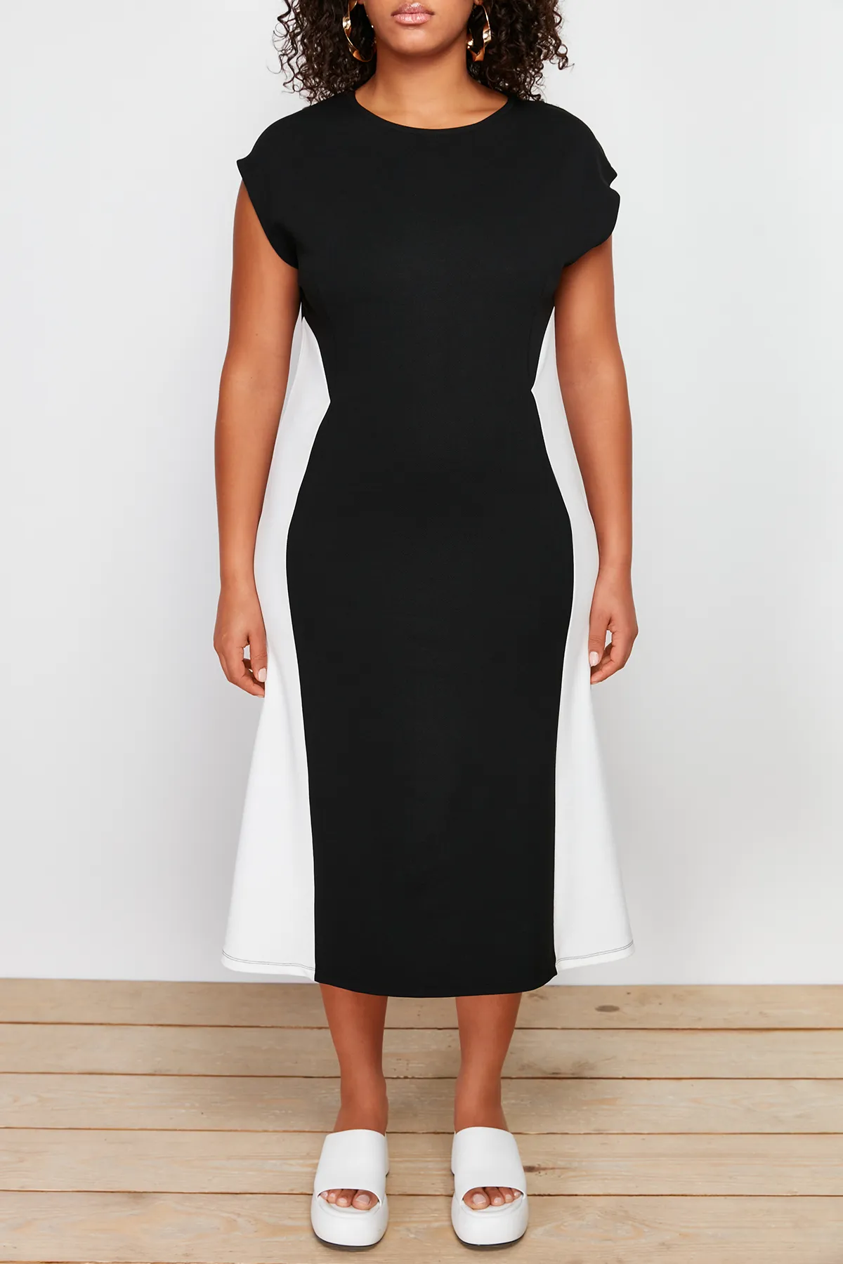 Trendyol Curve  Schwarz-weißes, farbblockiertes Midi-Strickkleid TBSSS24AH00143