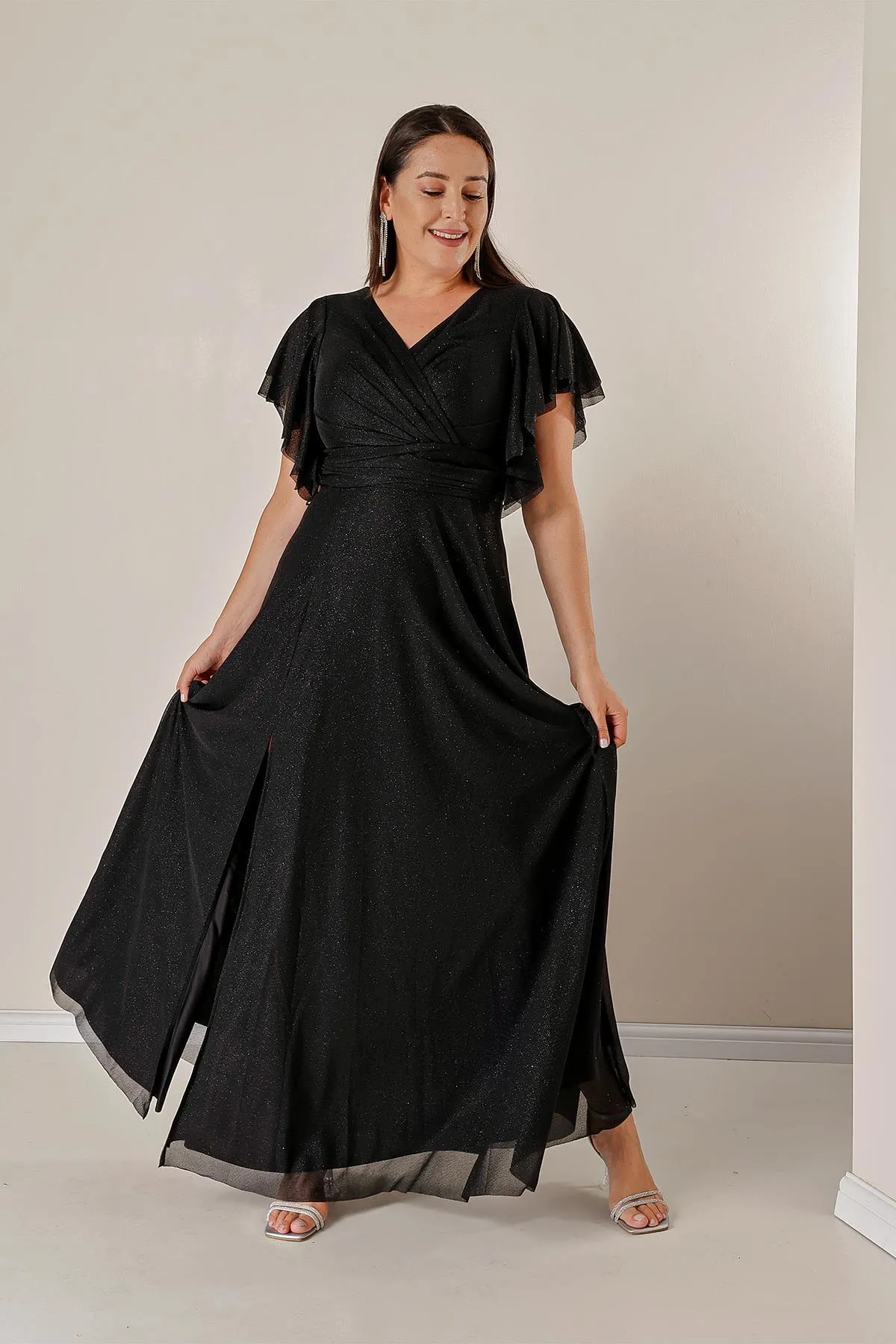 By Saygı  Langes Lurex-Kleid in Übergröße mit zweireihigem Ausschnitt vorne, drapierten, gefütterten Ärmeln, Volant und Schlitz