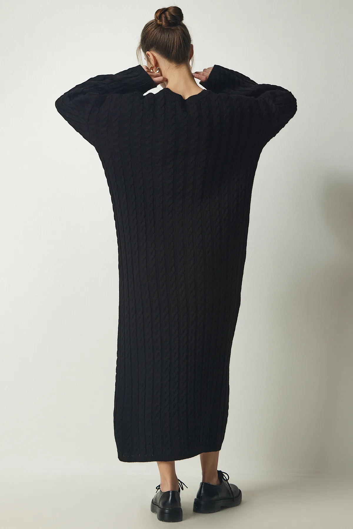 Happiness İstanbul  Schwarzes gestricktes, detailliertes, dickes, übergroßes Strickkleid für Damen YY00184