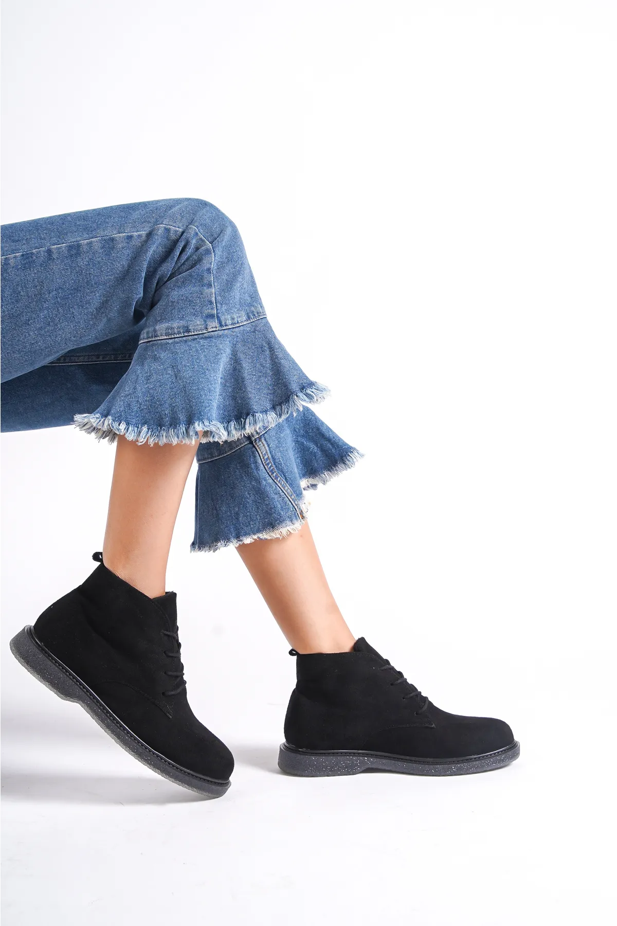 Capone Outfitters  Knöchellange Damenstiefel aus Wildleder mit runder Zehenpartie und Schnürung vorne