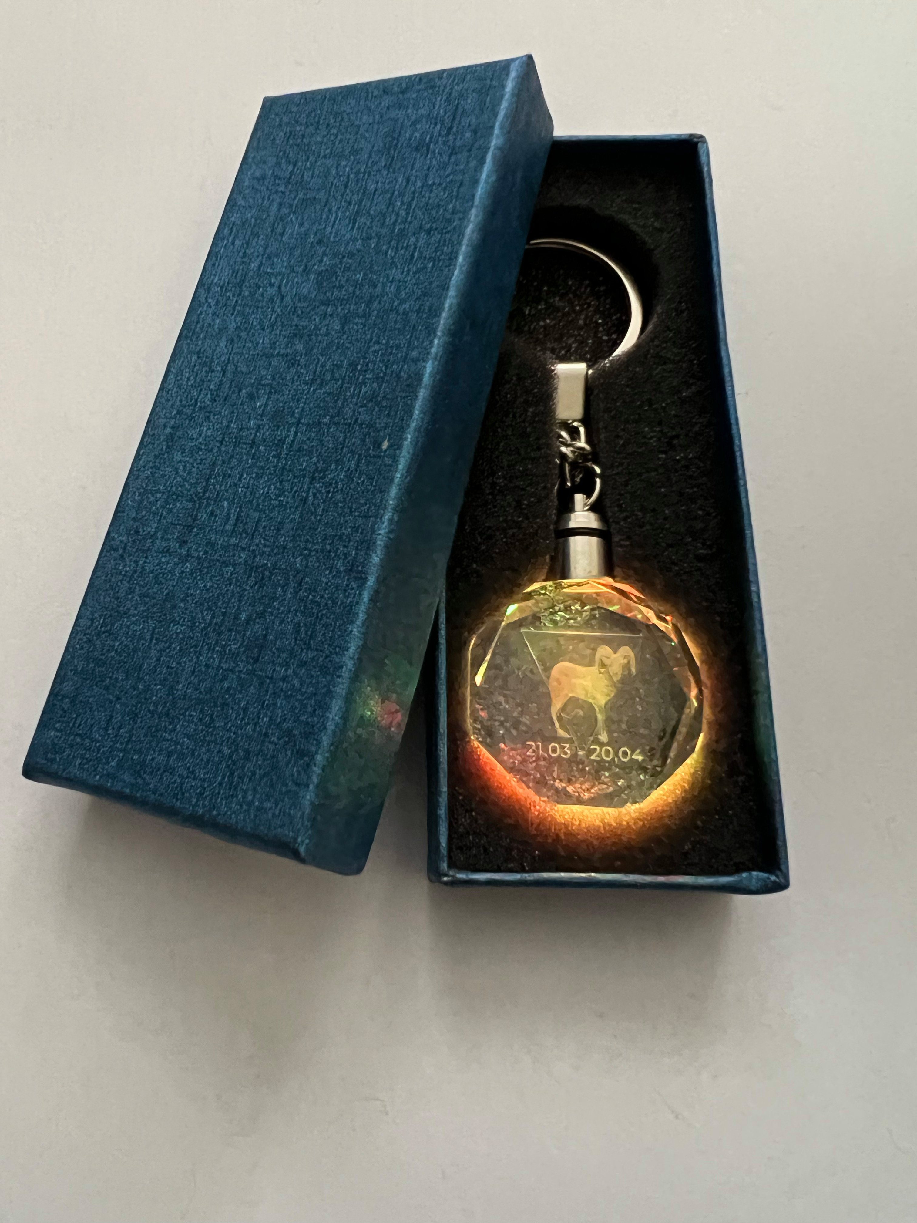 Stelby Schlüsselanhänger Widder Sternzeichen Schlüsselanhänger LED Multicolor mit Geschenkbox