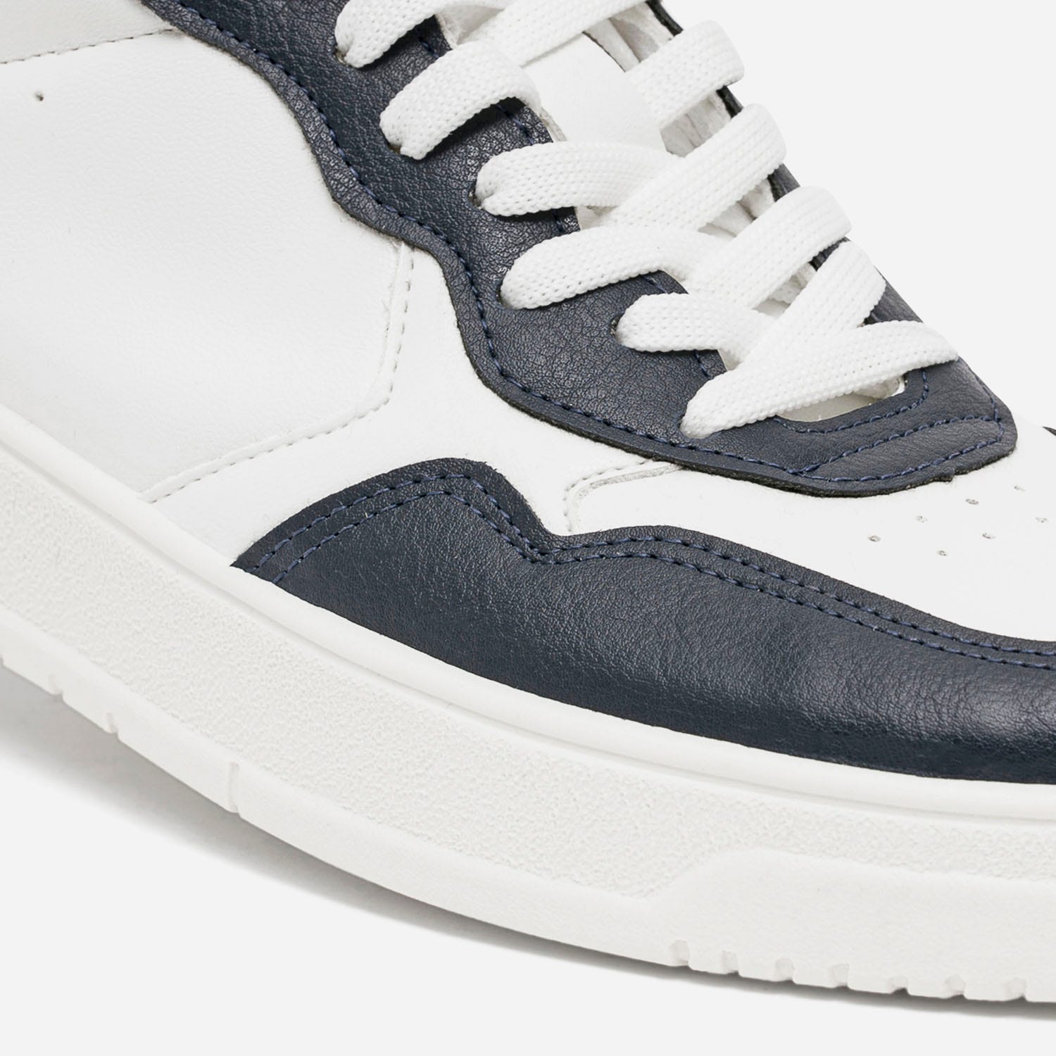 Tennis blanc et marine
