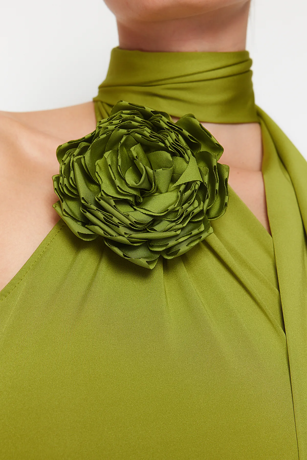Trendyol Collection  Ölgrünes, körperbetontes, gestricktes, rosafarbenes, detailliertes, elegantes Abendkleid TPRSS24EL00095