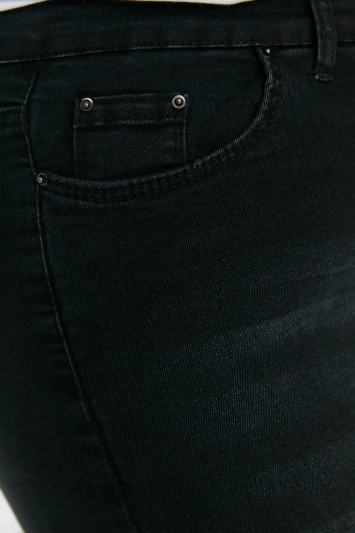 Trendyol Curve  Schwarze Röhrenjeans TBBSS22JE0070
