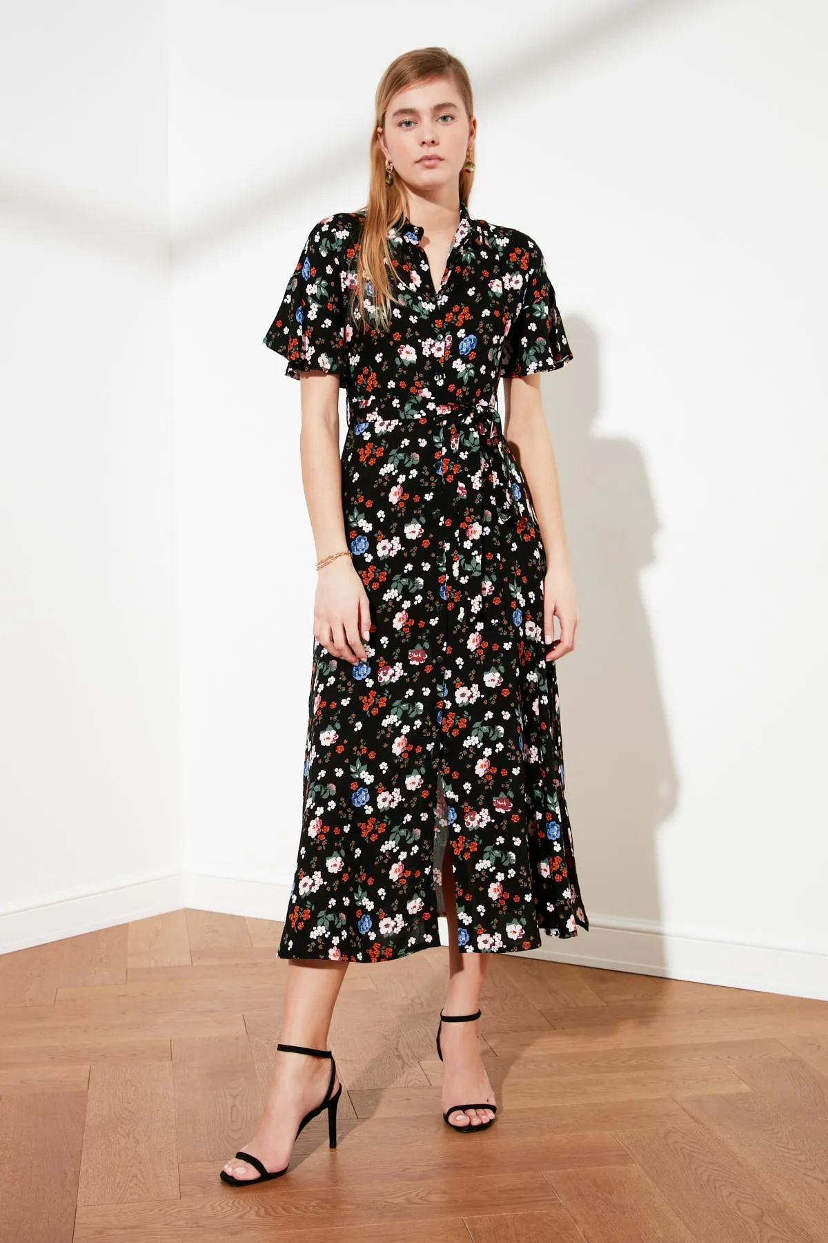 Trendyol Collection  Blaues Maxi-Hemdkleid aus gewebter Viskose mit Blumenmuster und Gürtel TWOSS19EL0094