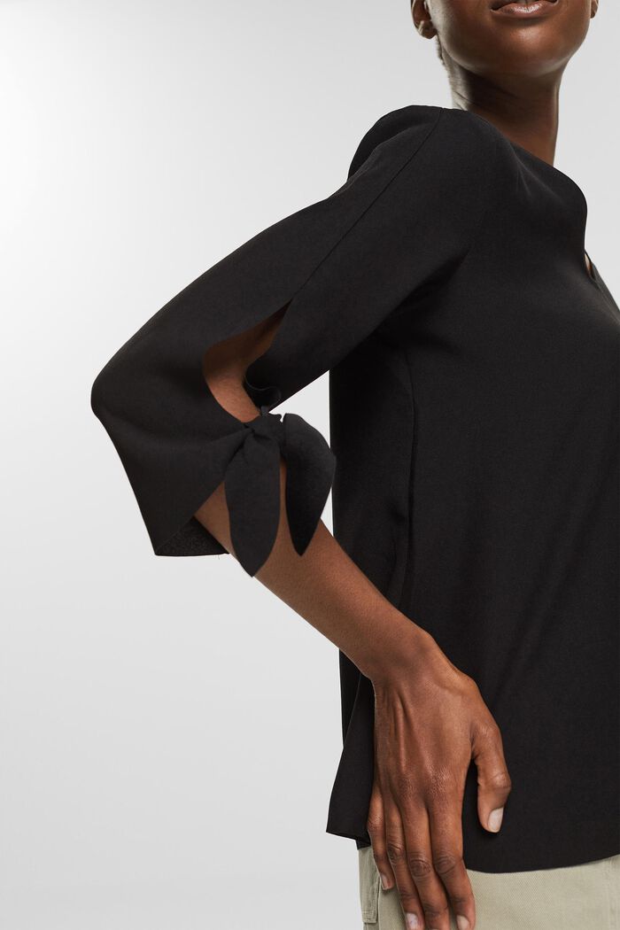 Stretch-Bluse mit offenen Kanten