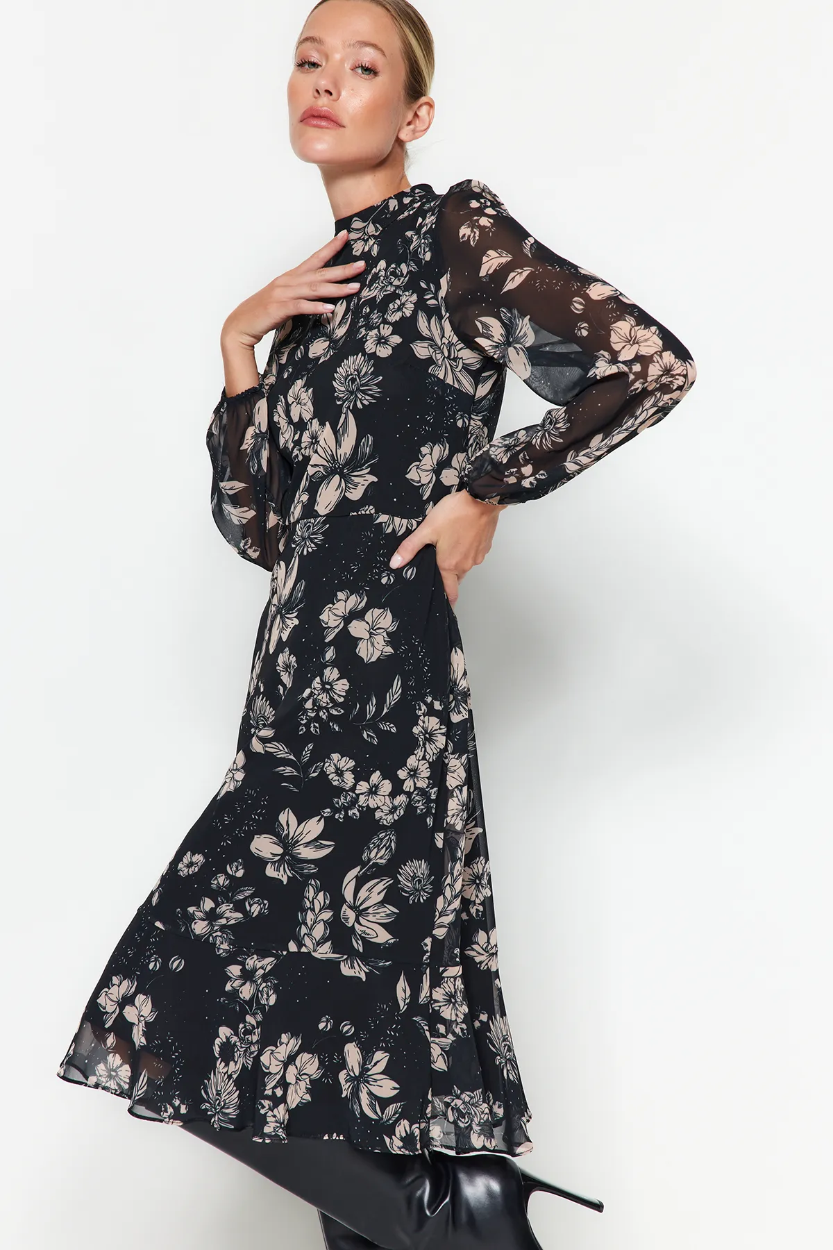 Trendyol Collection  Schwarzes, mit Chiffon gefüttertes, gewebtes Kleid mit Blumenmuster TWOAW23EL01436