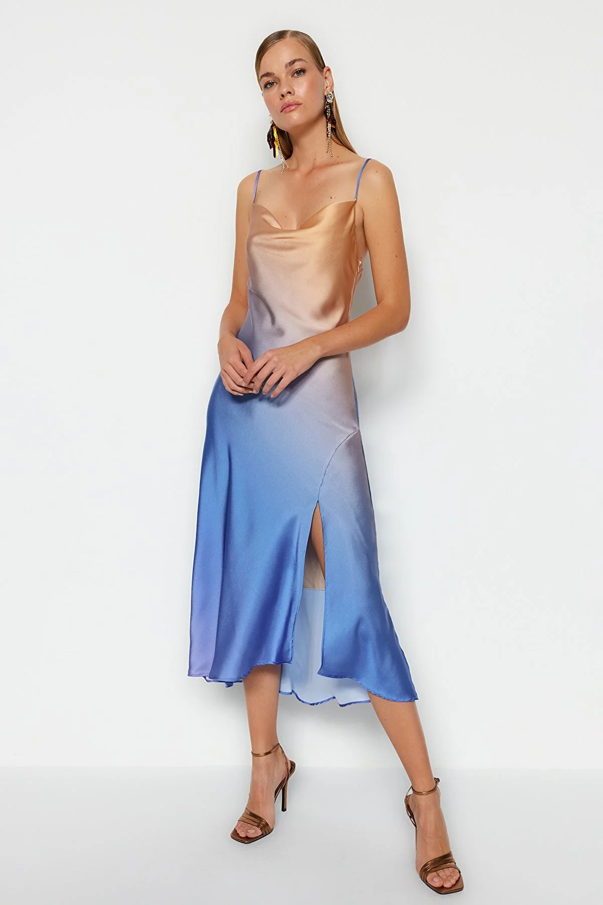 Trendyol Collection  Mehrfarbiges Abendkleid aus gefüttertem Satin mit Farbverlaufsmuster TPRSS19BB0058