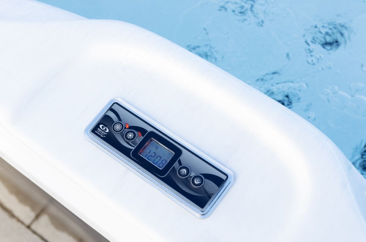 Home Deluxe Outdoor Whirlpool MALAGA inkl. Abdeckung & Treppe mit Wärmeisolierung für 5 Personen