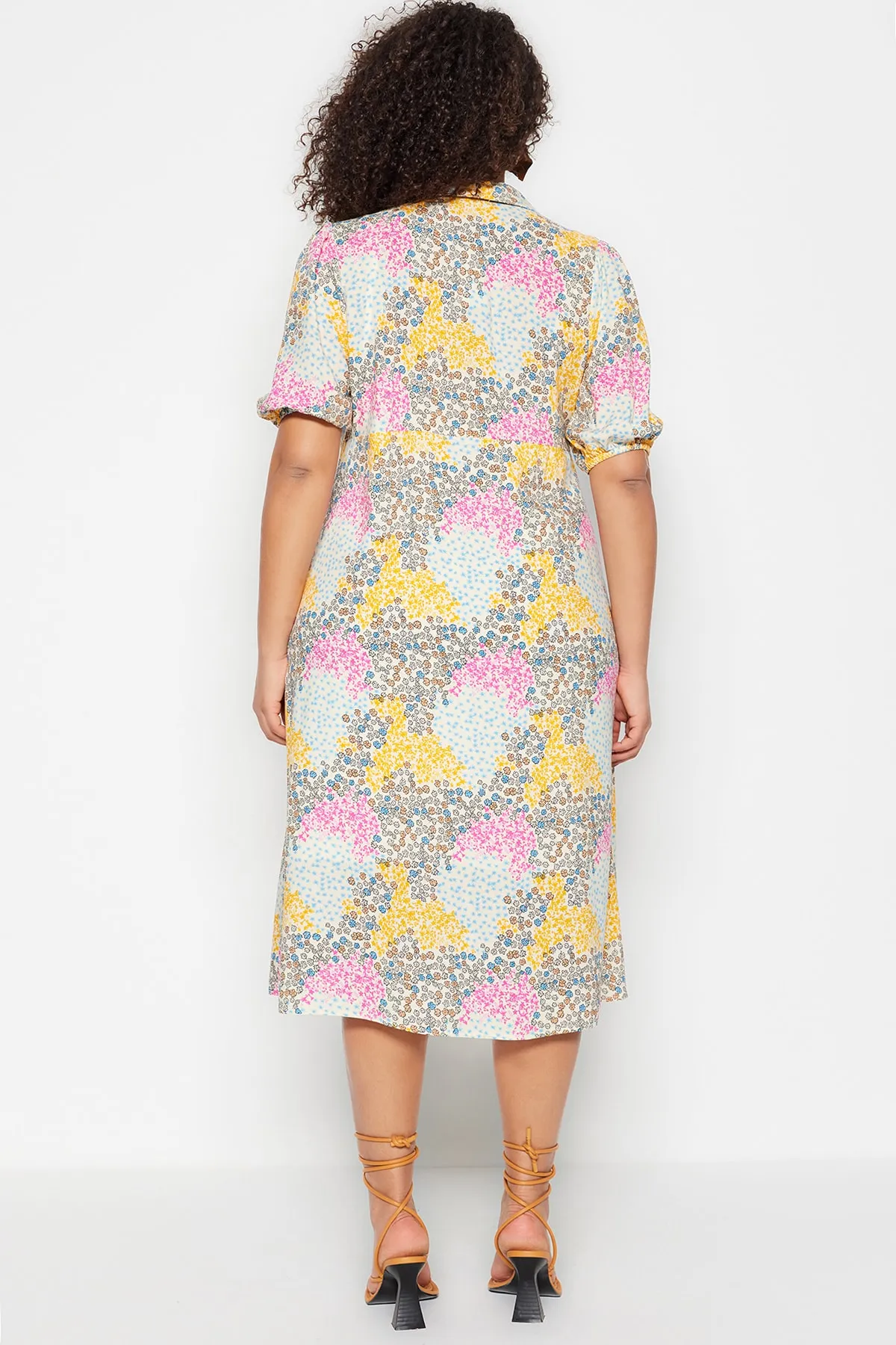 Trendyol Curve  Beiges gewebtes Hemdblusenkleid mit Blumenmuster TBBSS23AH00039