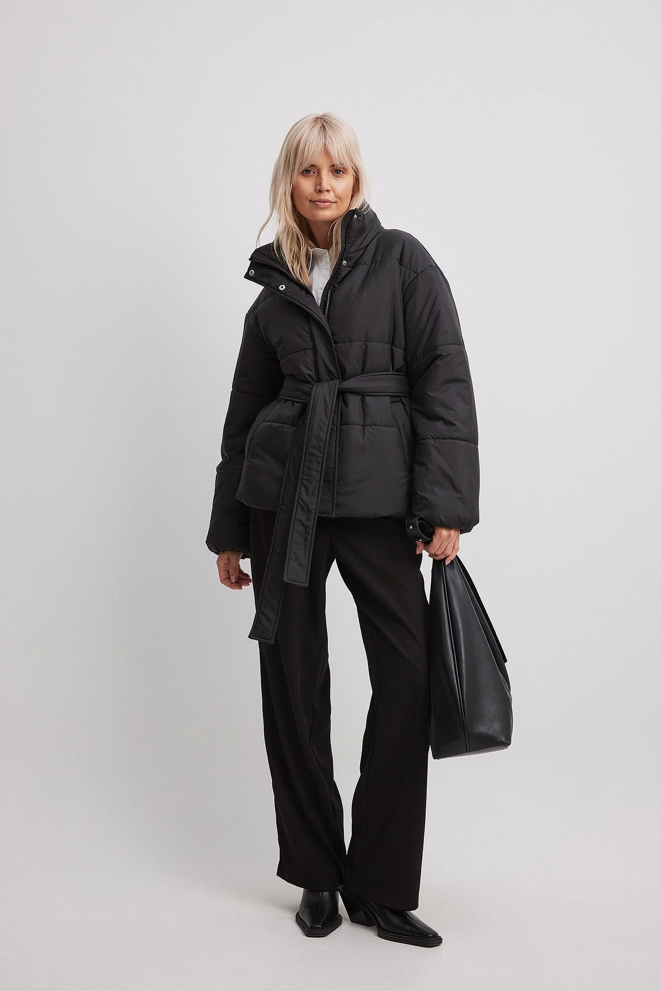 Kurze, gefütterte Jacke mit Gürtel