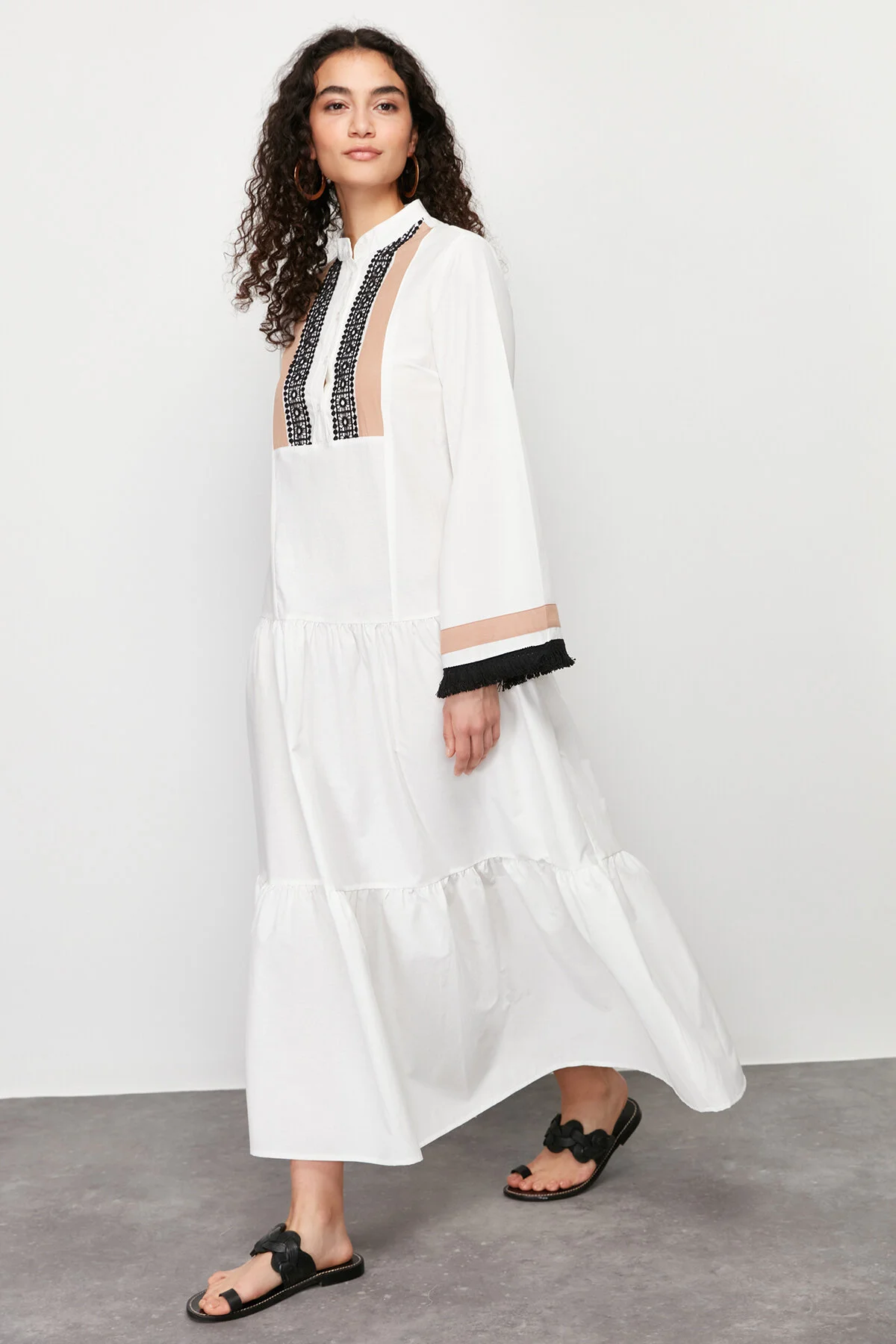 Trendyol Modest  Ecrufarbenes, gewebtes Kleid mit Stickerei und Quasten TCTSS24EB00134
