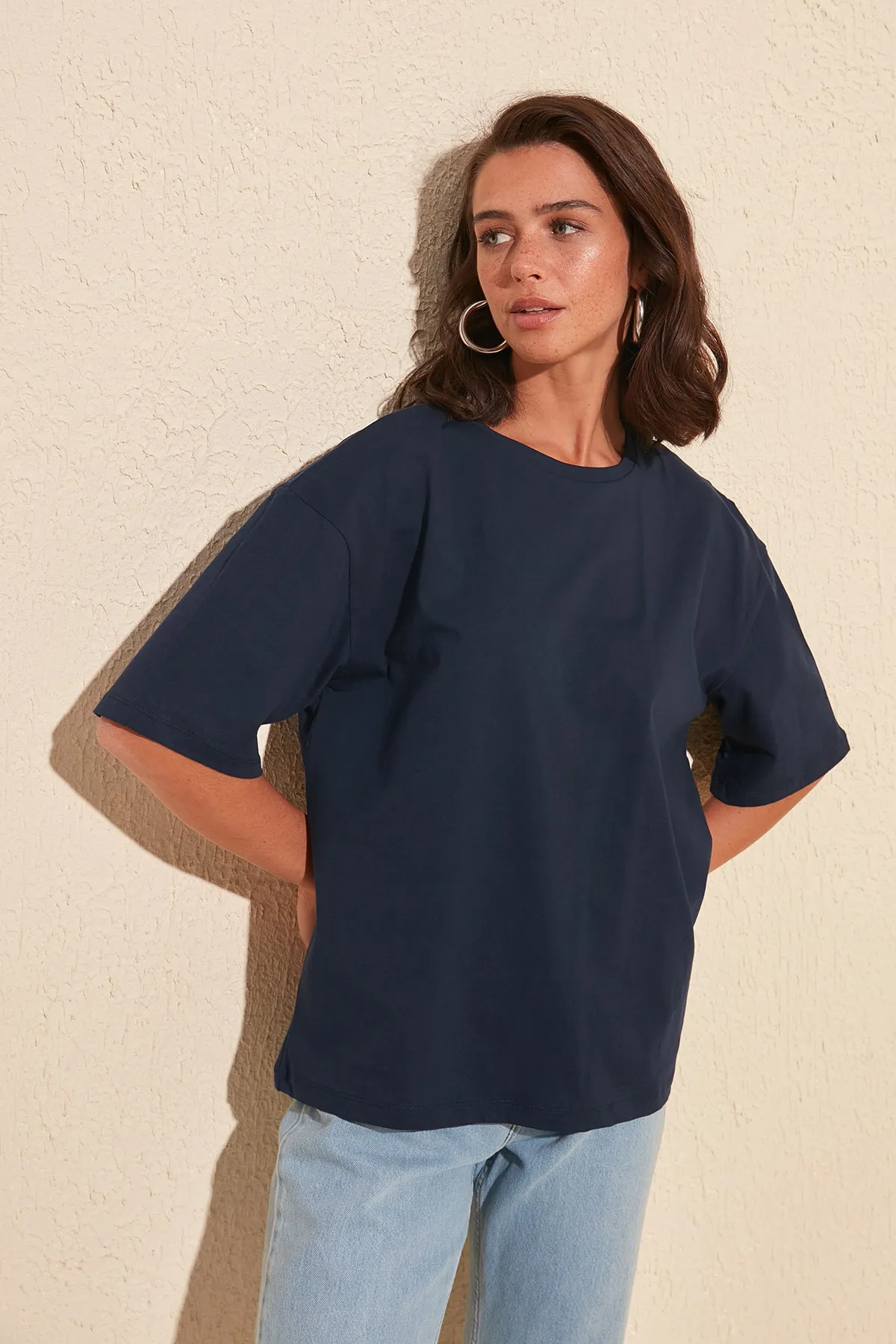 Trendyol Collection  Marineblaues Strick-T-Shirt aus 100 % Baumwolle mit Stickerei auf der Rückseite, entspannter/weiter, entspannter Schnitt und Rundhalsausschnitt TWOSS20TS0121