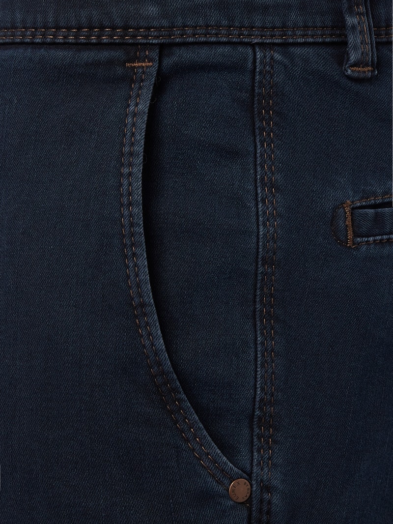 Jeans mit Label-Patch in dunkelblau