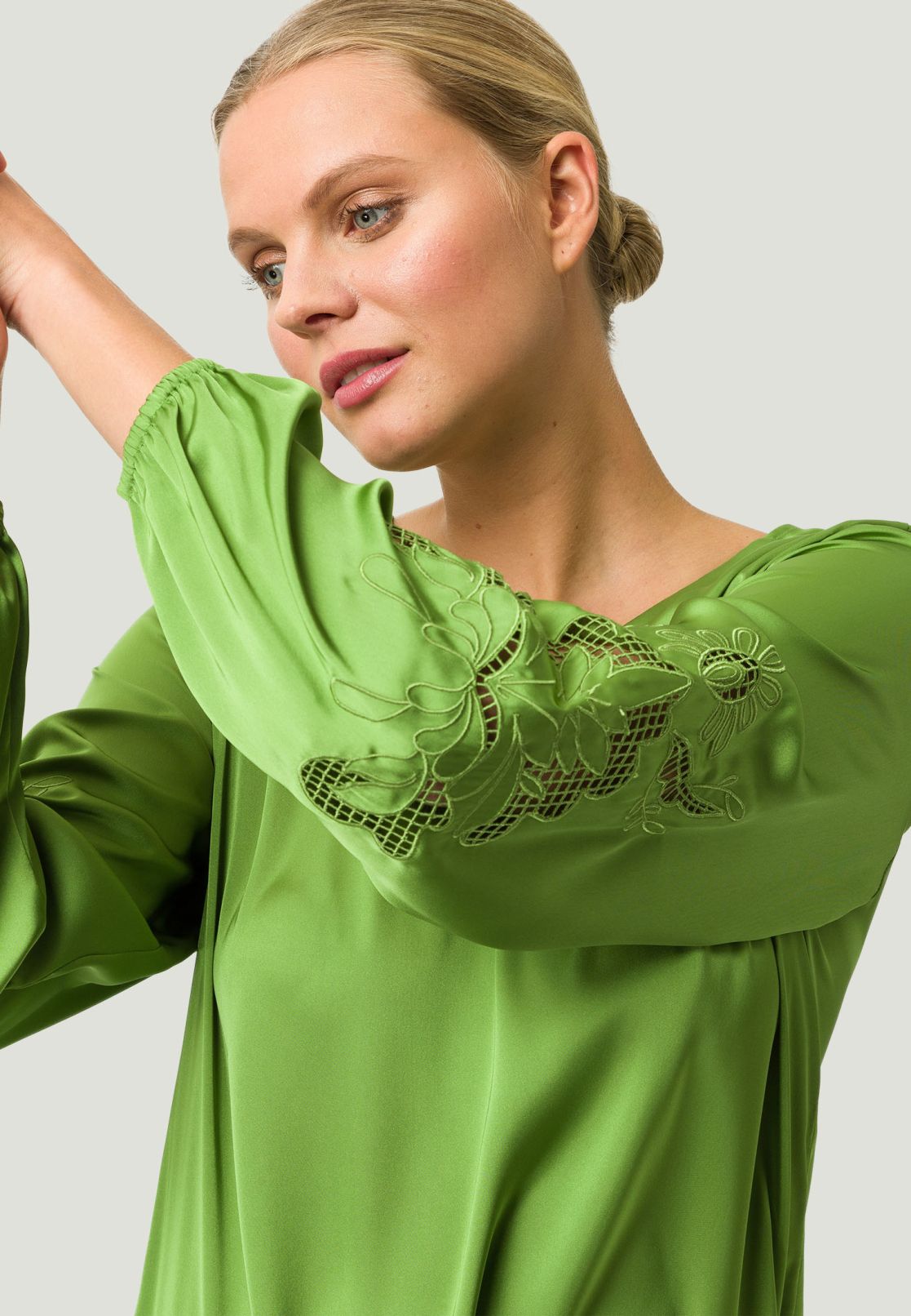 Satinbluse mit Stickerei