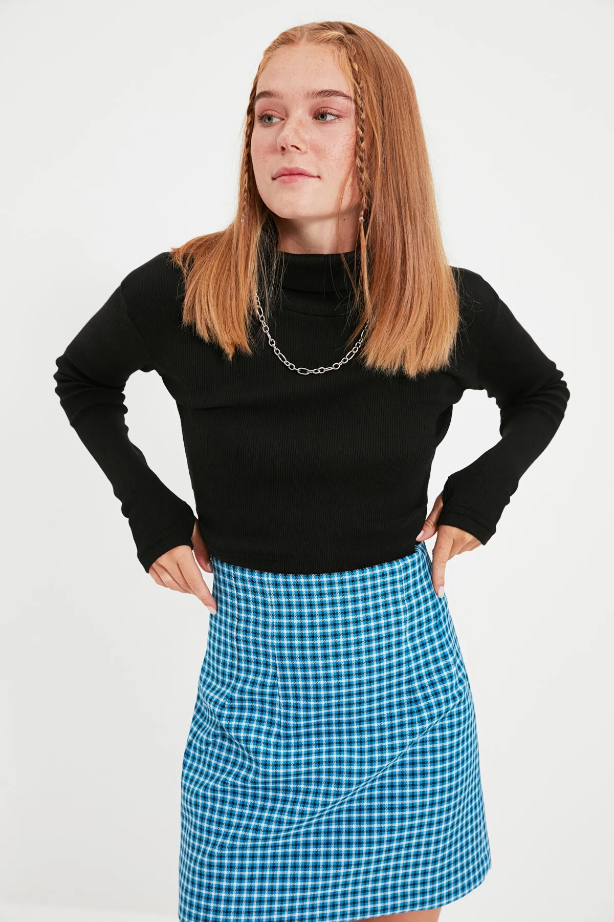 Trendyol Collection  Flexible Strickbluse mit Kordelzug - Schwarz, Rollkragen, Fingerdetail, Kurz - TWOAW21BZ0071