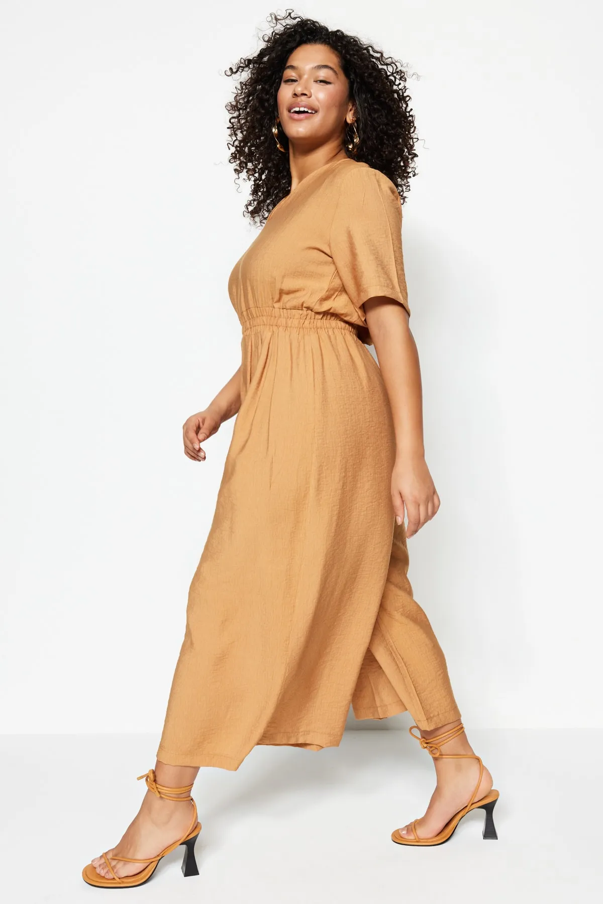 Trendyol Curve  Kamelgewebter Overall mit elastischem Bund TBSSS22BG0017