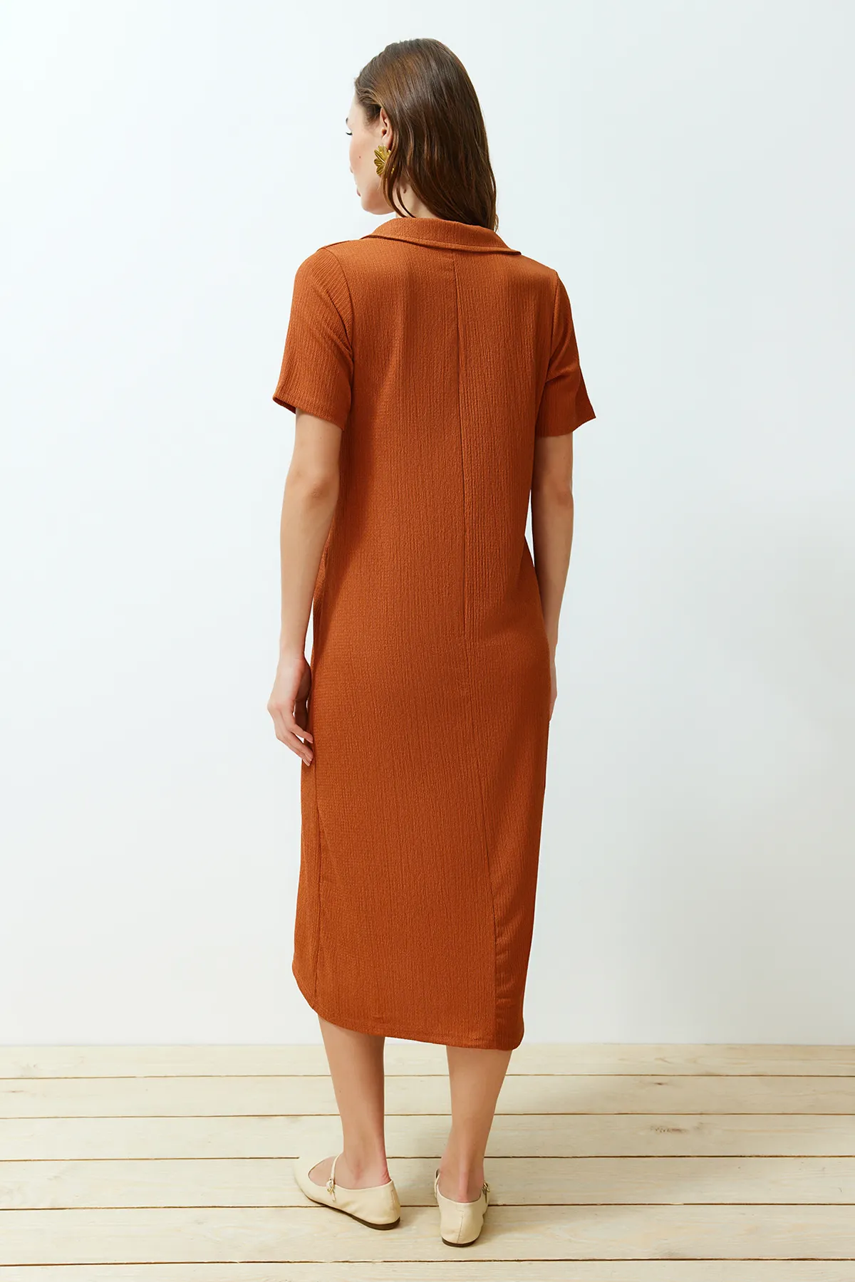 Trendyol Collection  Kurzärmliges Wickel-/strukturiertes Strick-Midikleid mit Zimt-Polokragen TWOSS24EL00478