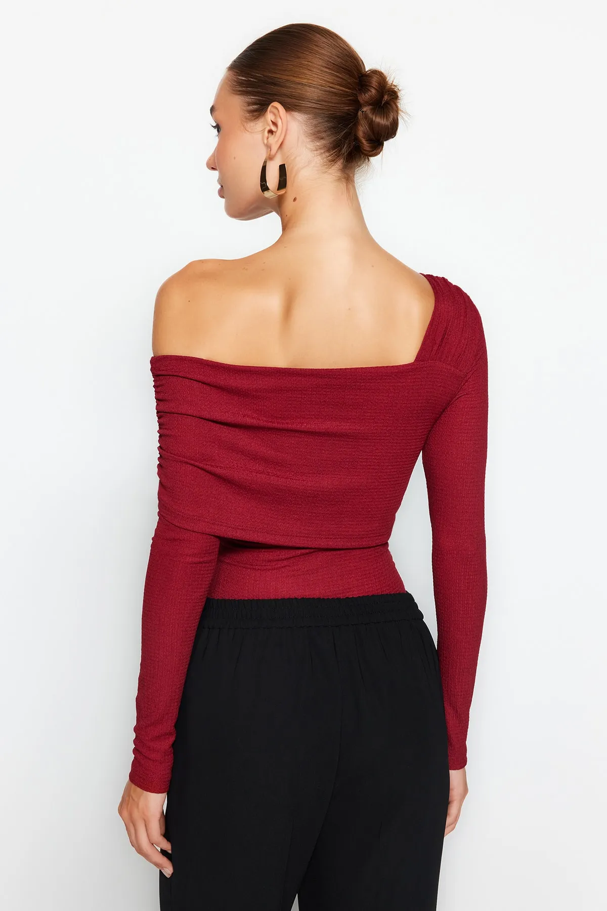 Trendyol Collection  Weinroter asymmetrischer Kragen, detailliert drapiert, tailliert/körperbetont, Wickel-/strukturierter Strickbody TWOAW23BD00043
