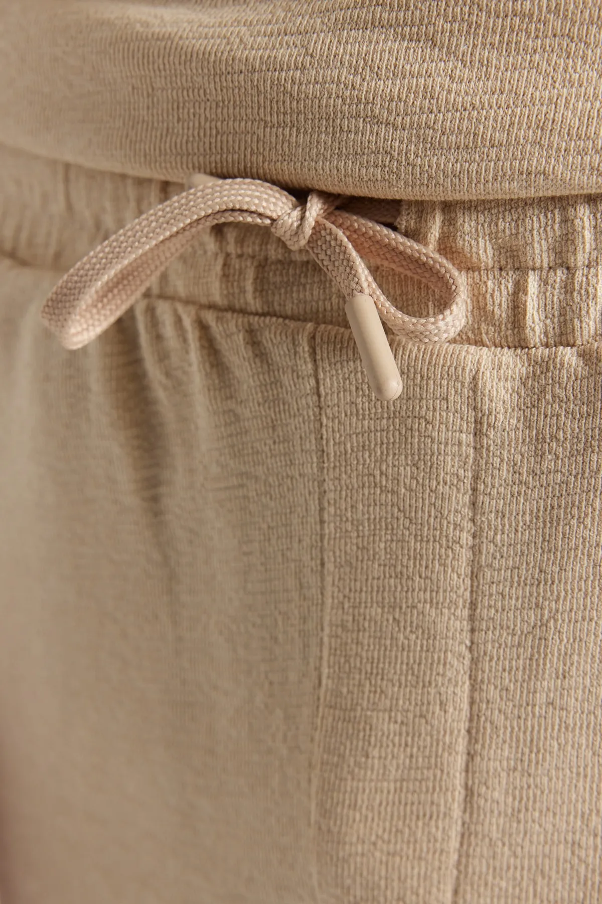 Trendyol Collection  Limitierte Auflage, beige, reguläre Shorts aus 100 % Baumwolle mit Struktur, TMNSS23SR00035